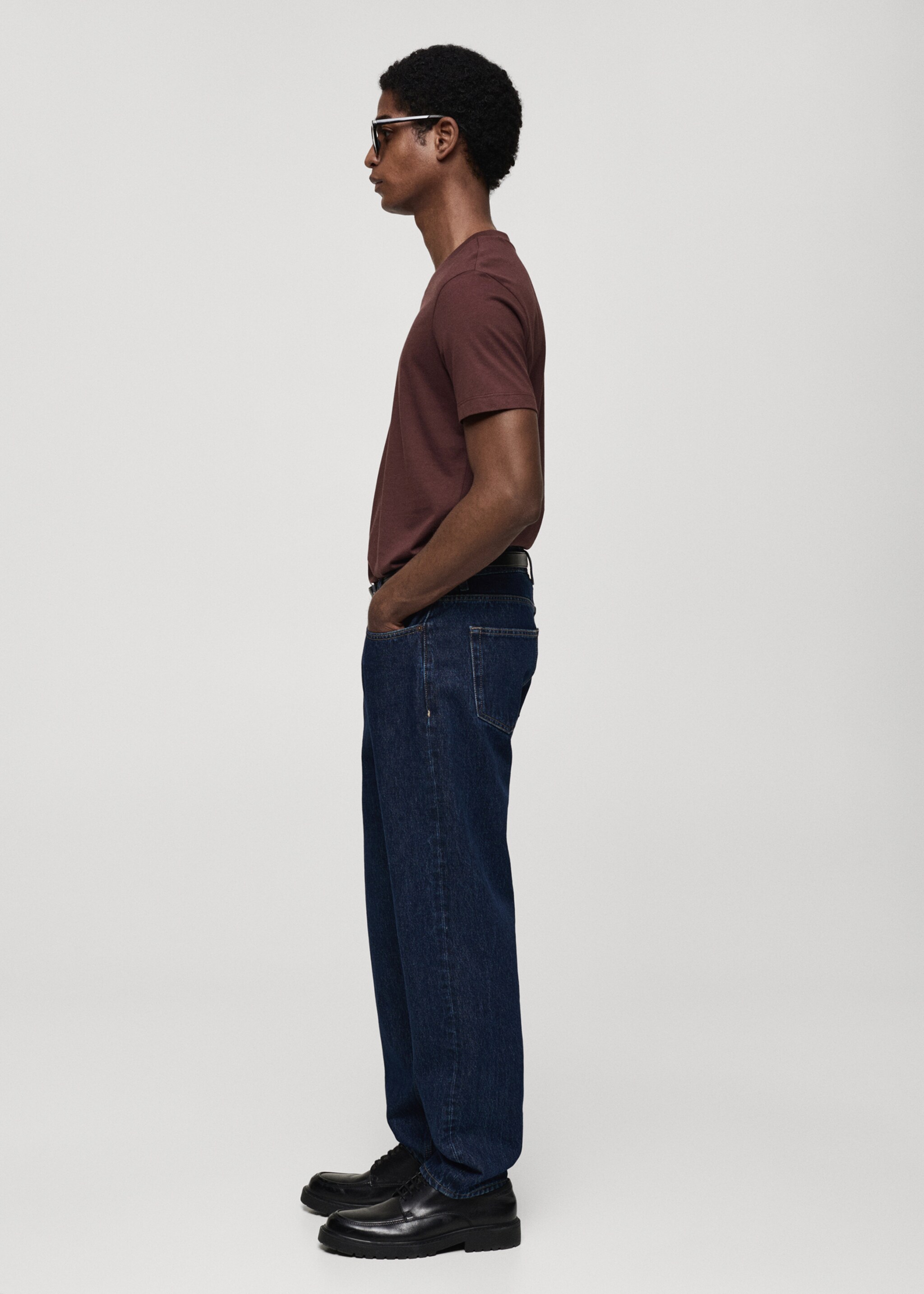 100% cotton slim-fit V-neck t-shirt - Details of the article 2, Wine. Ref: 87030599-00.