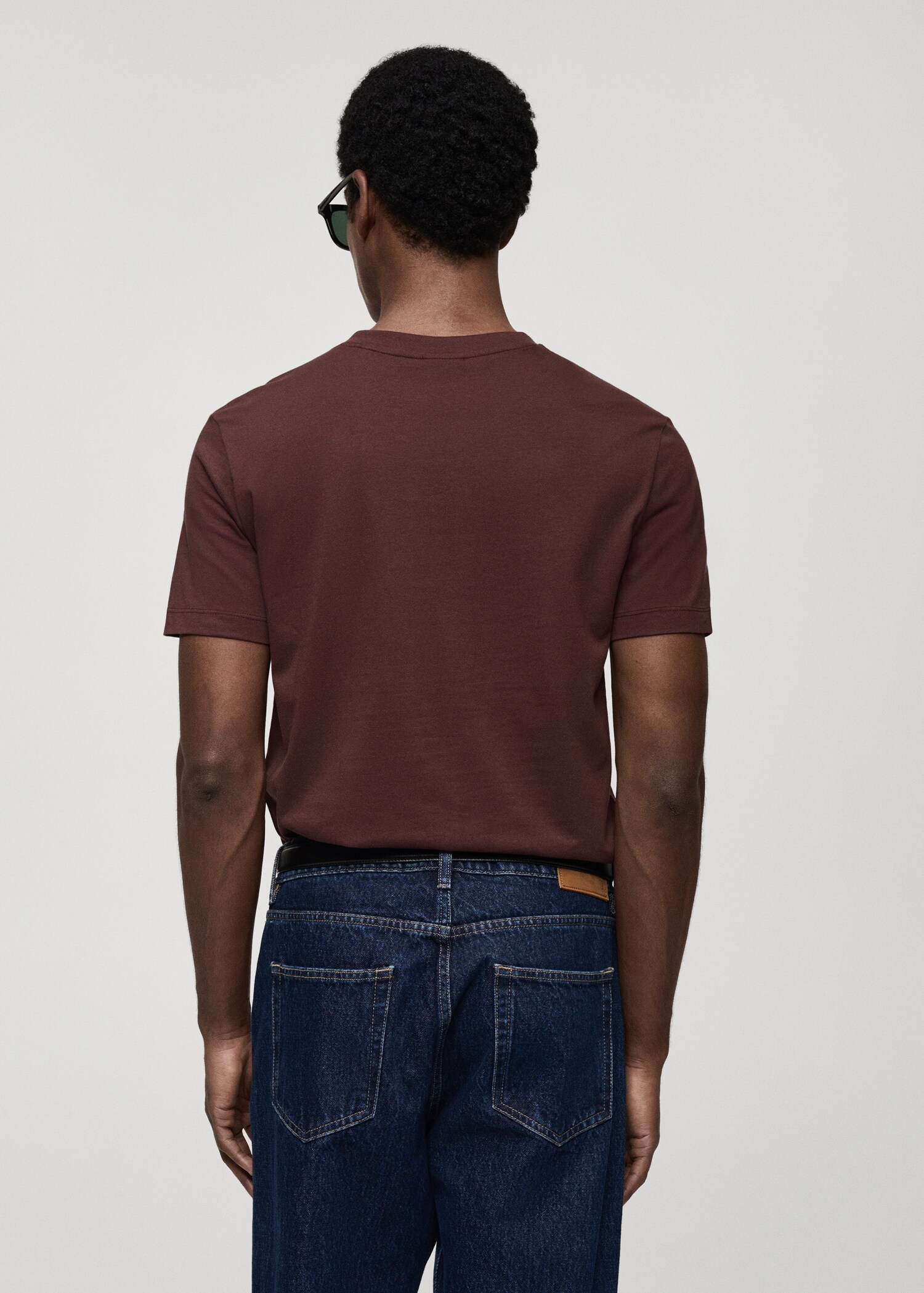 100% cotton slim-fit V-neck t-shirt - Reverse of the article