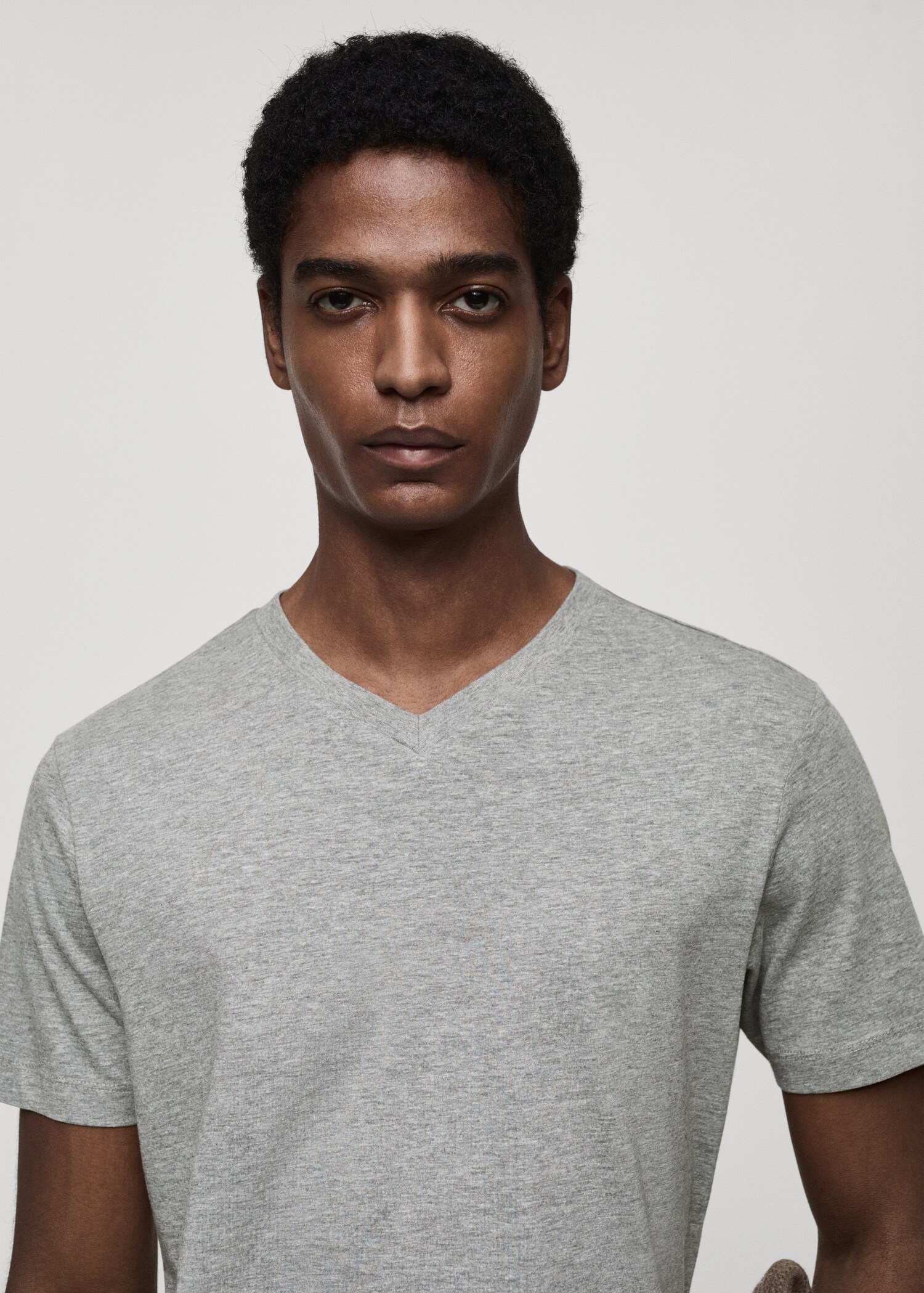 100% cotton slim-fit V-neck t-shirt - Details of the article 2