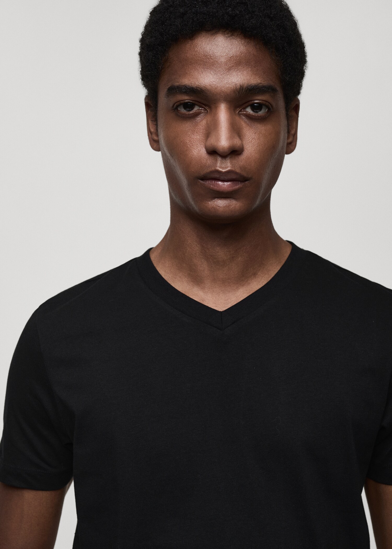 100% cotton slim-fit V-neck t-shirt - Details of the article 1