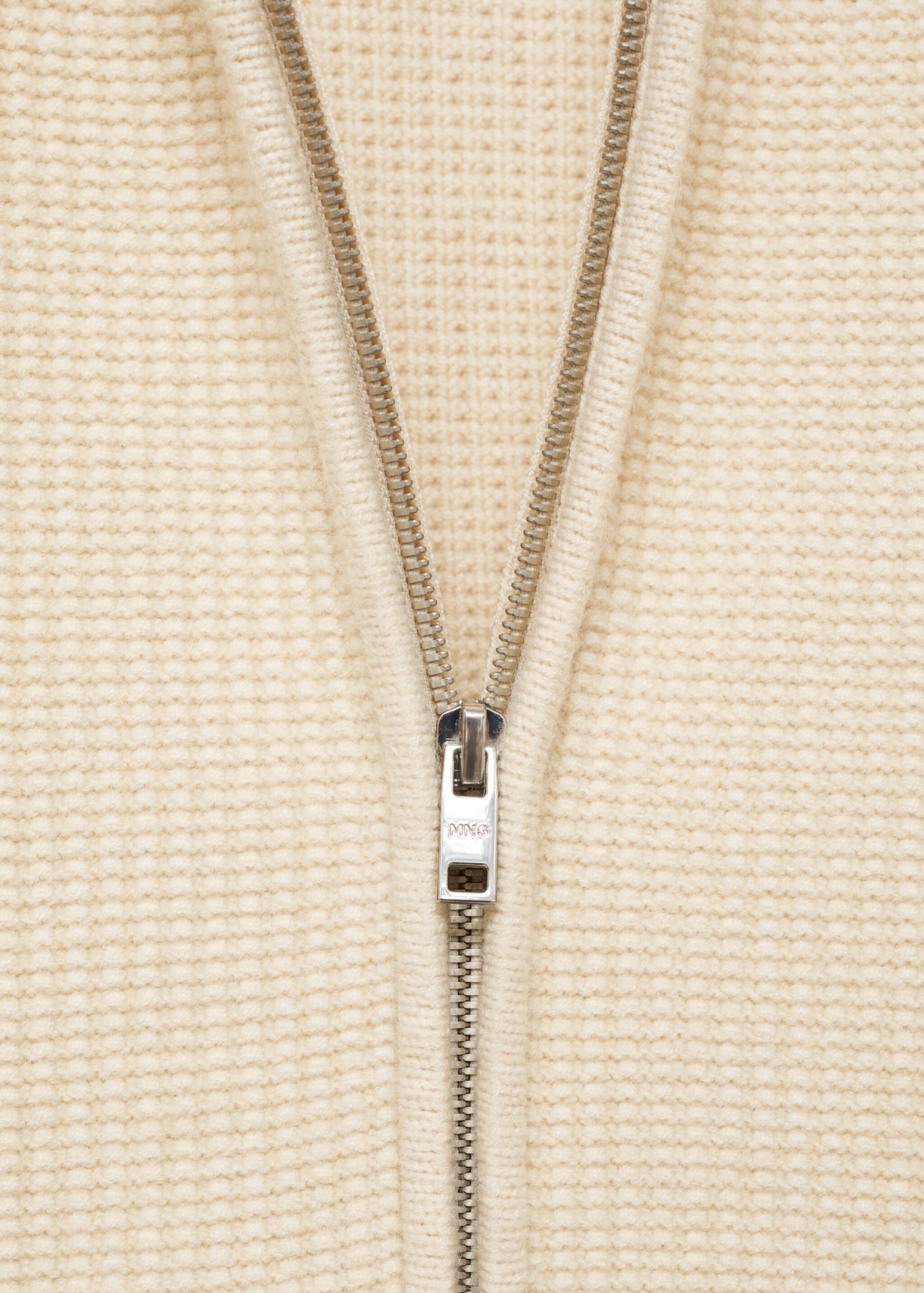 Structured knitted cardigan with zip - Details of the article 8, Sand. Ref: 87030601-00.