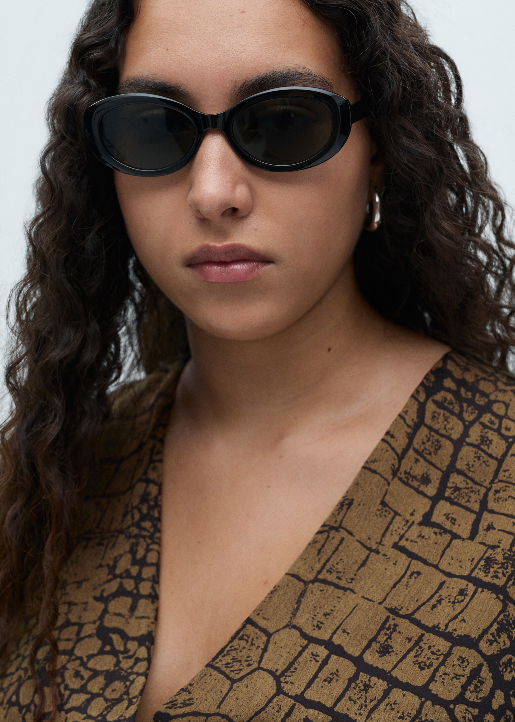 Vestido com folhos e estampado animal - Pormenor do artigo 4, Castanho. Ref: 87030621-00.