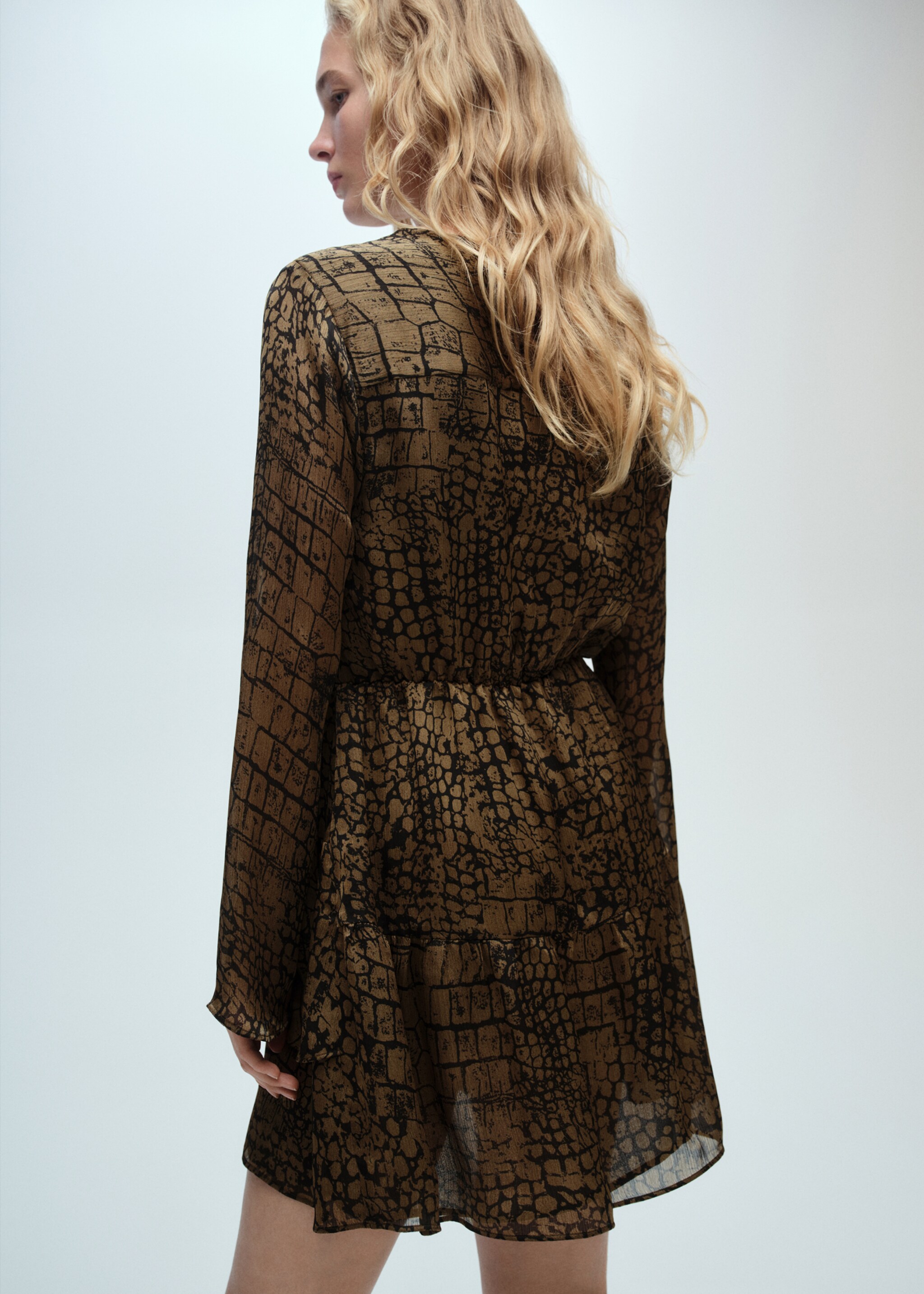 Vestido com folhos e estampado animal - Verso do artigo, Castanho. Ref: 87030621-00.