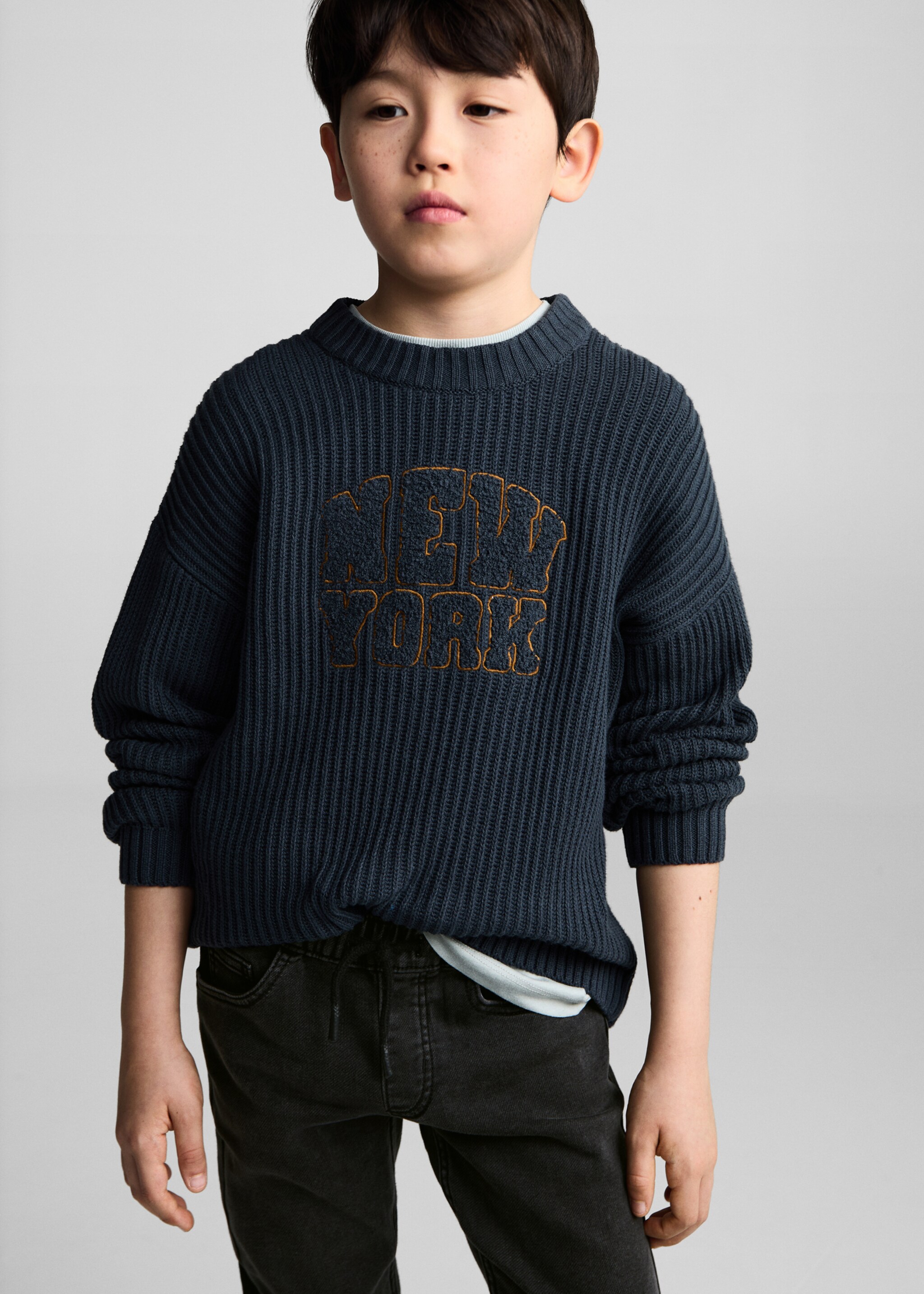 Dżinsy z elastycznym pasem - Szczegóły artykułu 1, Black denim. Ref: 87030622-00.