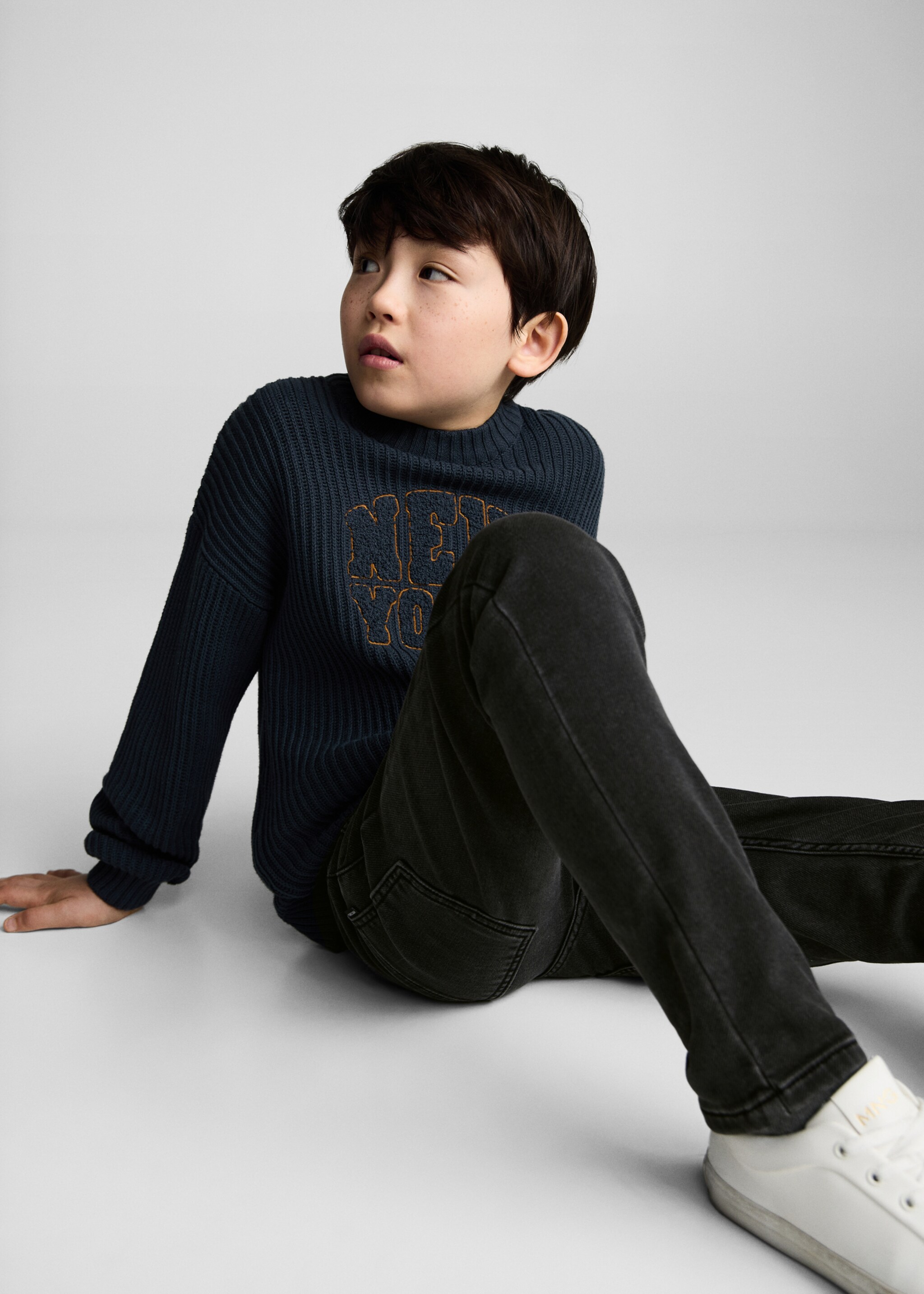 Dżinsy z elastycznym pasem - Szczegóły artykułu 2, Black denim. Ref: 87030622-00.