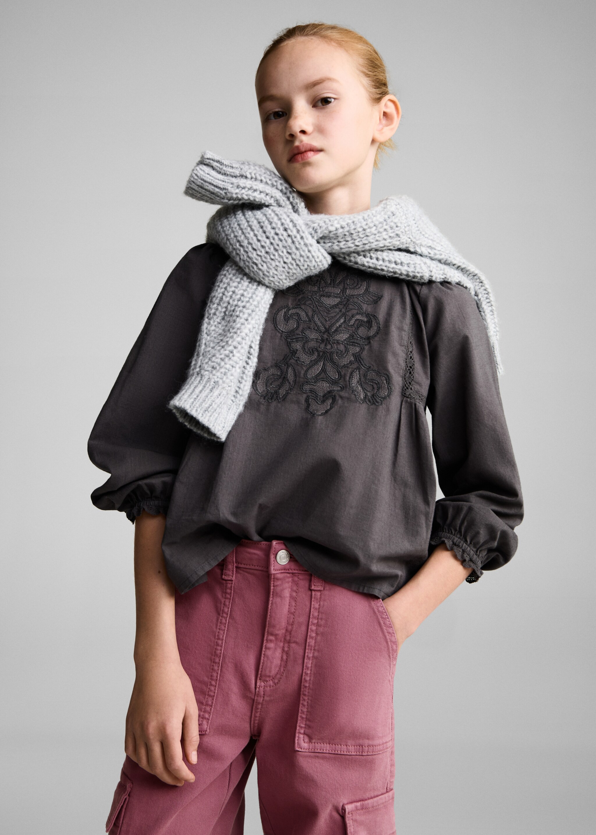 Džíny cargo - Náhled ve středové rovině, Granátová. Ref: 87030624-00.