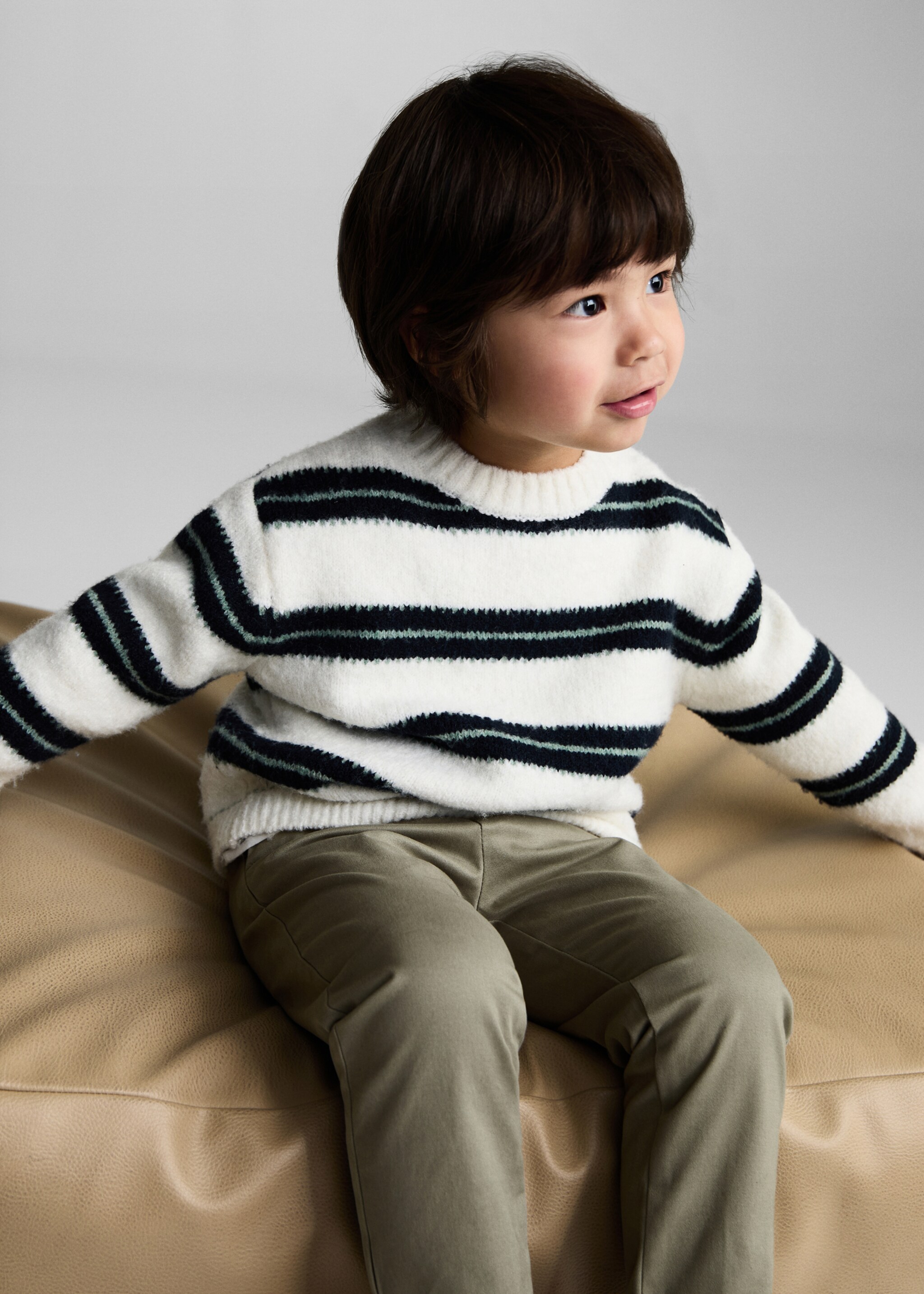 Pantalon chino coton - Détail de l'article 2, Kaki. Ref: 87030627-00.