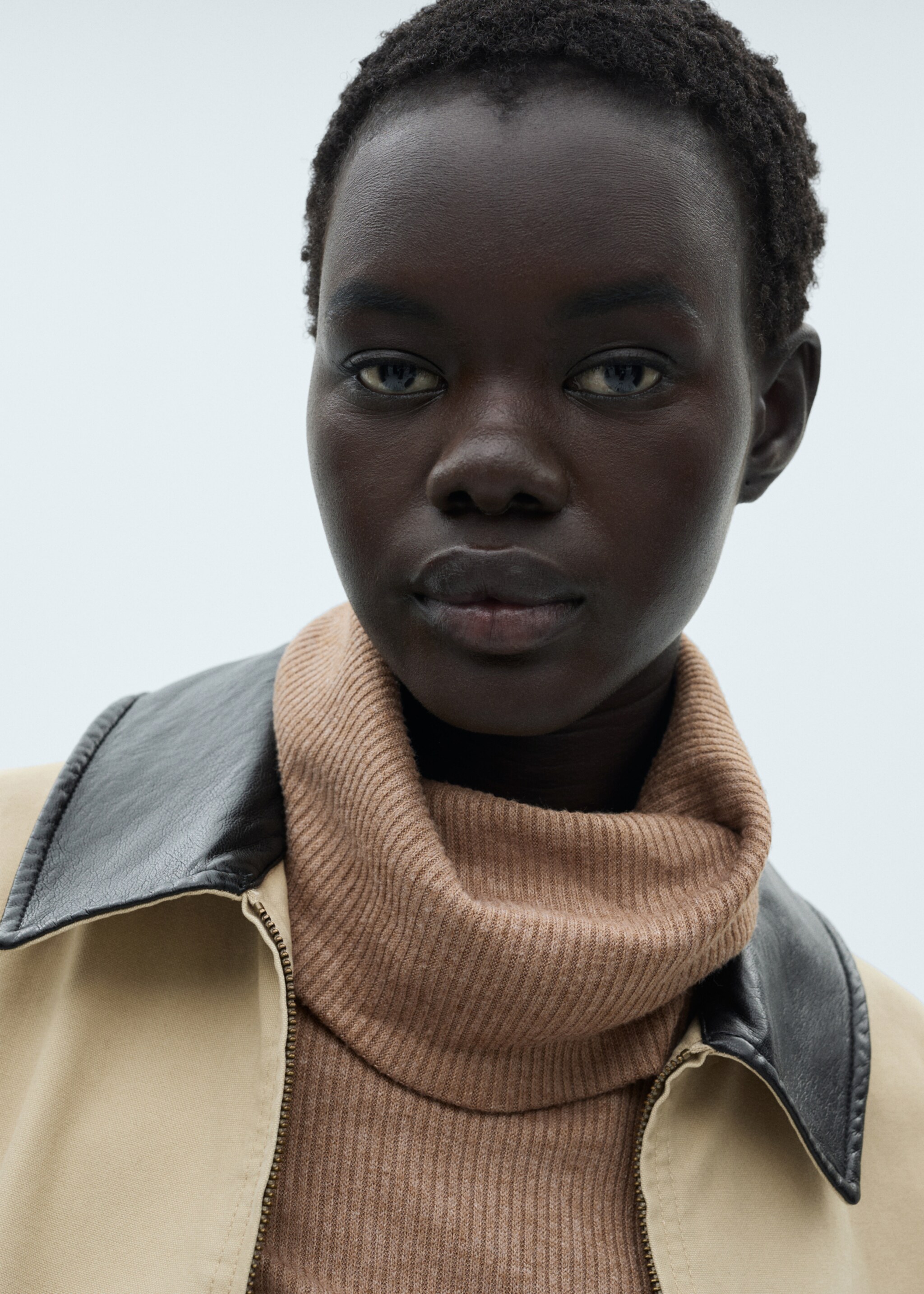 Samarreta canalé coll girat - Detall de l'article 1, Marró. Ref: 87030639-00.