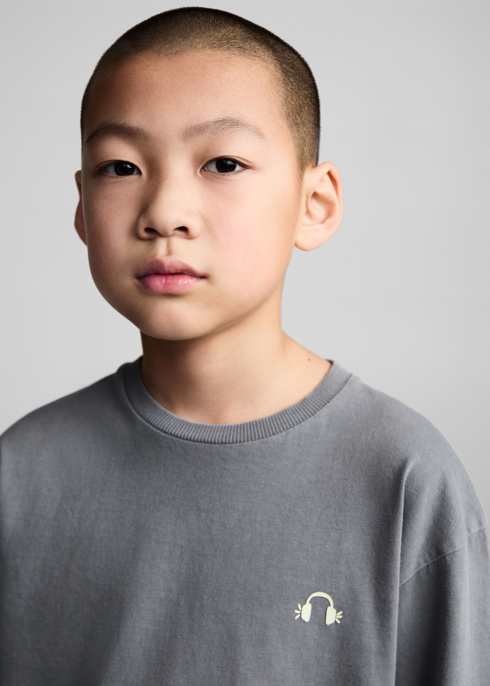 Washed-effect cotton t-shirt - Details of the article 1, Charcoal. Ref: 87030643-00.