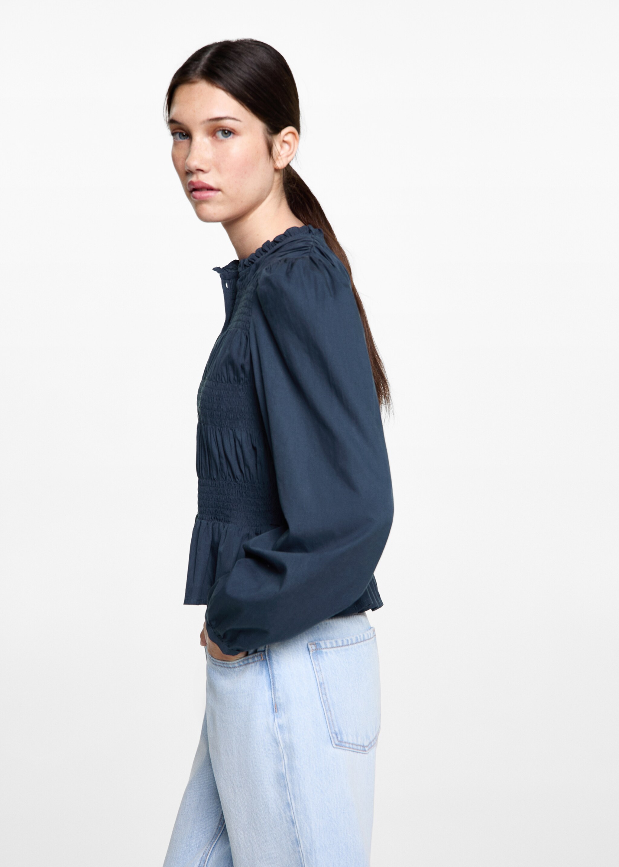 Gesmokte blouse met ruche - Detail van het artikel 6, Donkermarine. Ref: 87031514-00.