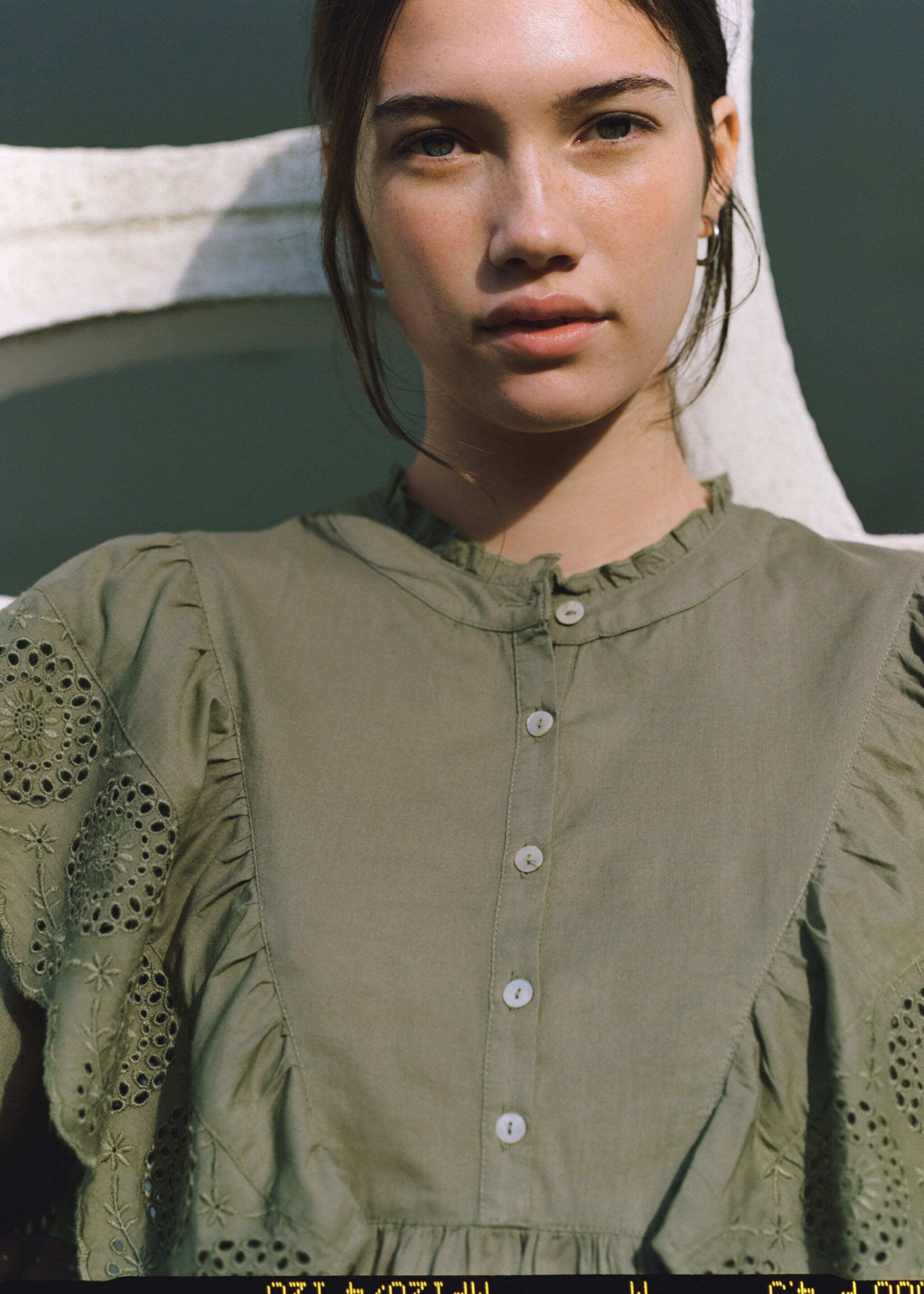 Ruffled blouse - Details of the article 5, Khaki. Ref: 87031519-00.