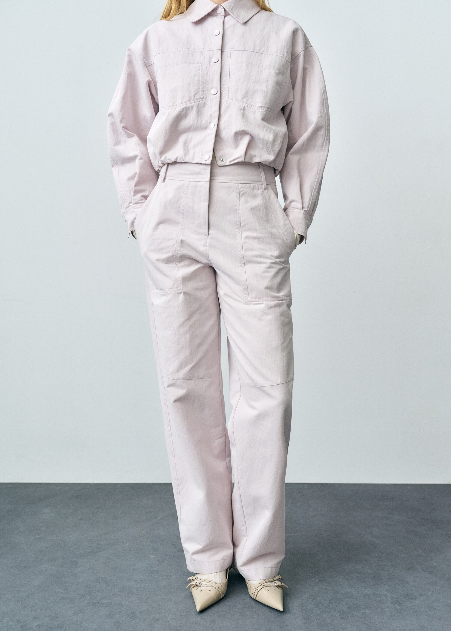 Hlače širokih nogavica s ukrasnim šavovima - Prikaz srednjeg dijela