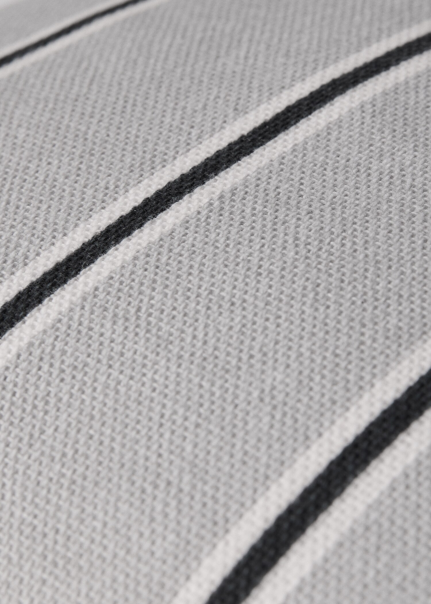 Fine-striped cushion cover with backstitch 45x45 cm - Details of the article 3