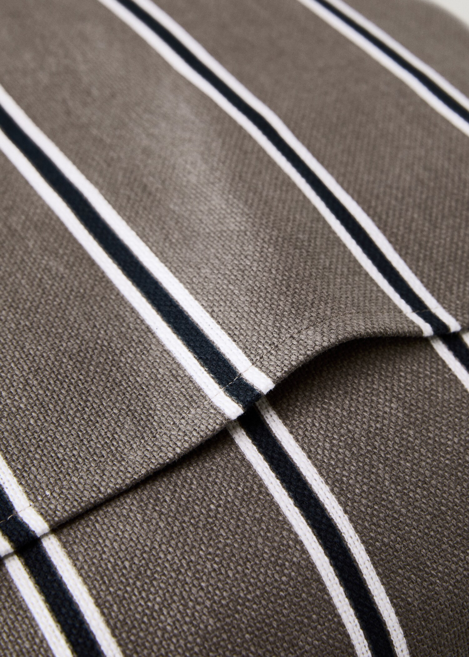 Fine-striped cushion cover with backstitch 45x45 cm - Details of the article 2