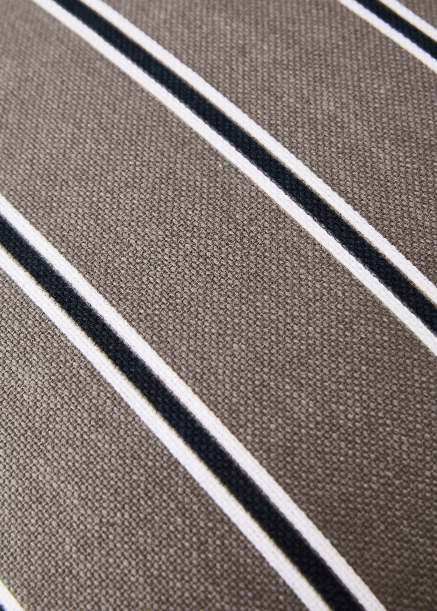 Fine-striped cushion cover with backstitch 45x45 cm - Details of the article 4