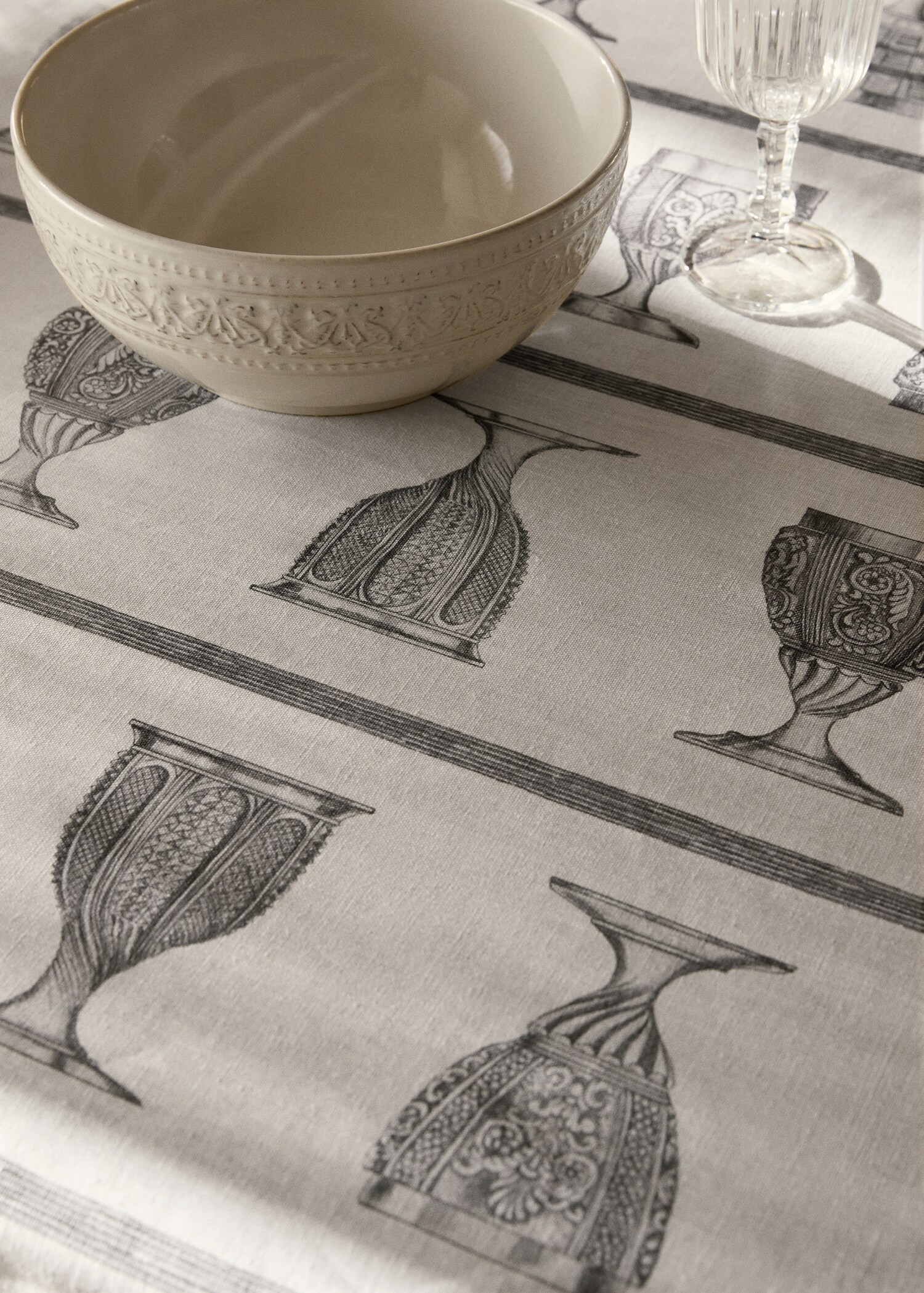 Linen-cotton tablecloth with glasses print for 8 to 10 diners - Details of the article 7