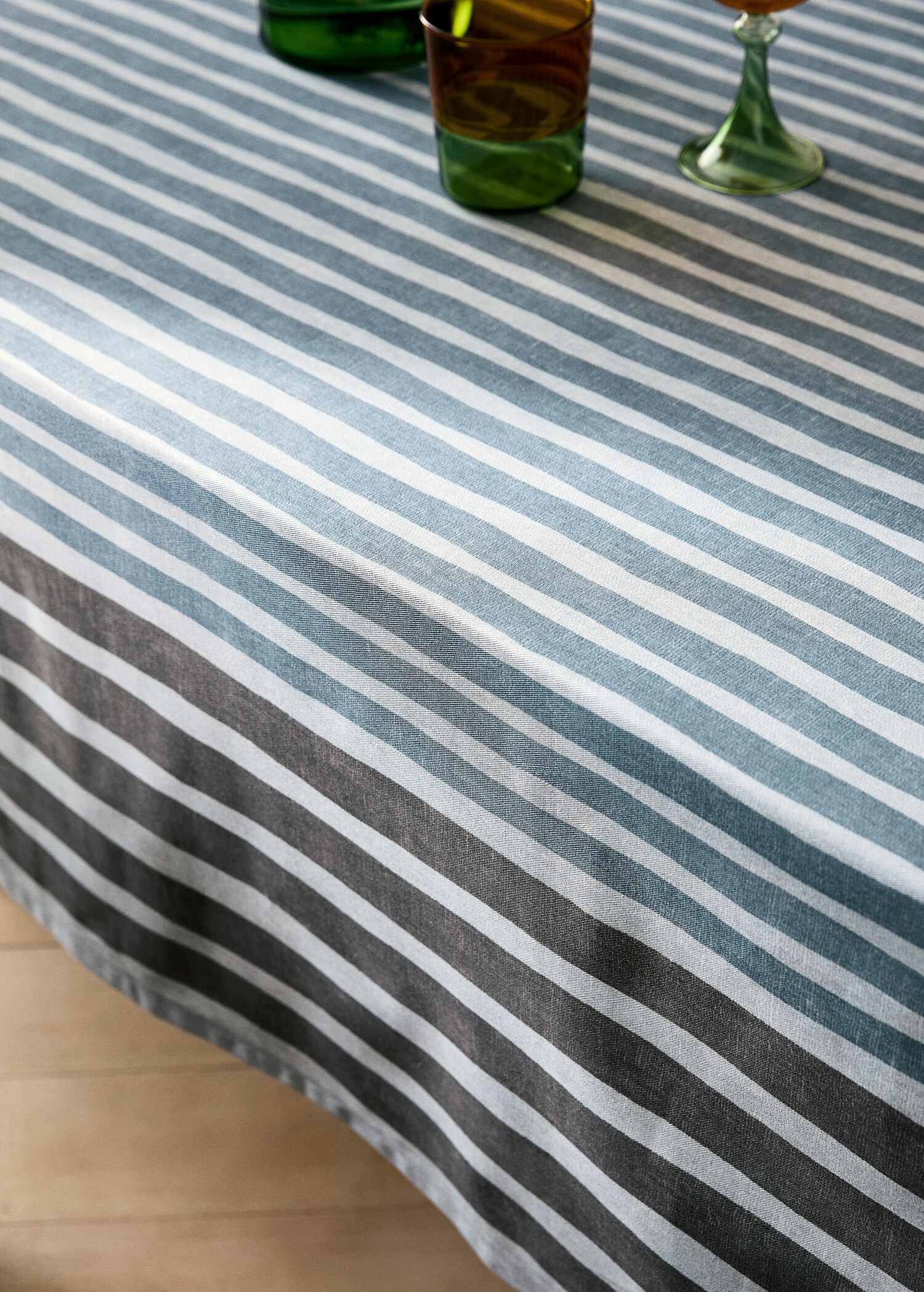 Multi-coloured printed cotton tablecloth for 6 to 8 diners - Details of the article 7