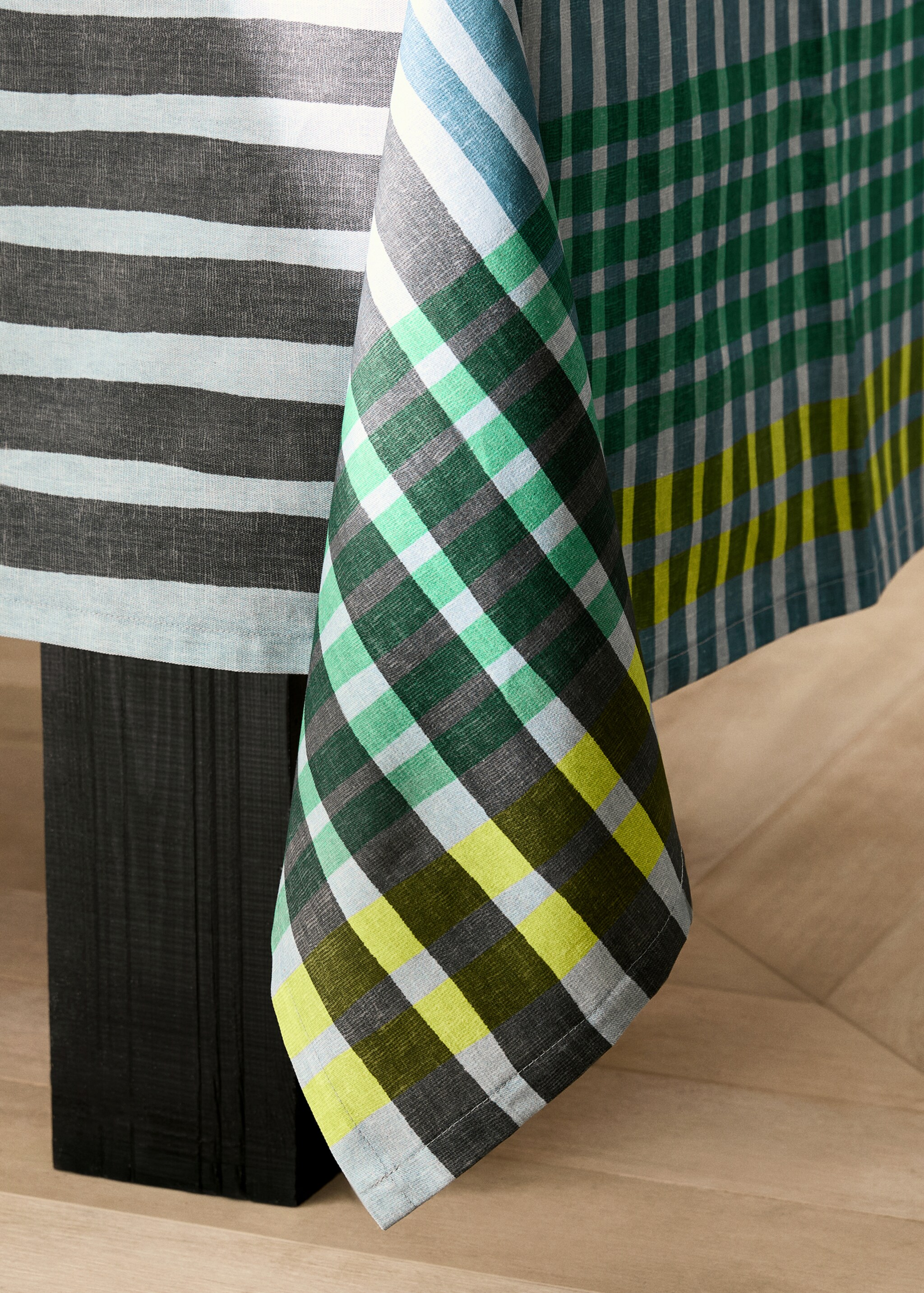 Multi-coloured printed cotton tablecloth for 6 to 8 diners - Details of the article 8, Mint Green. Ref: 87032951-00.