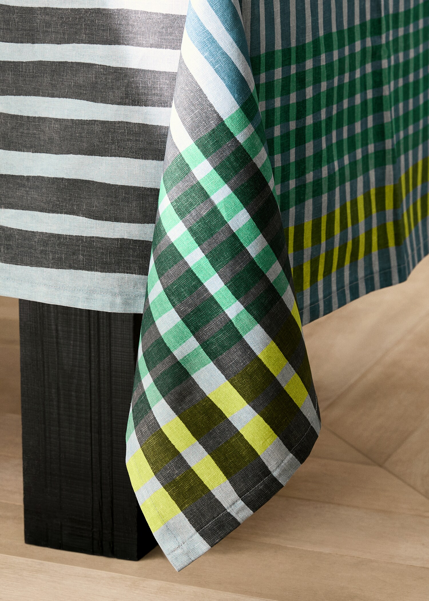 Multi-coloured printed cotton tablecloth for 6 to 8 diners - Details of the article 8