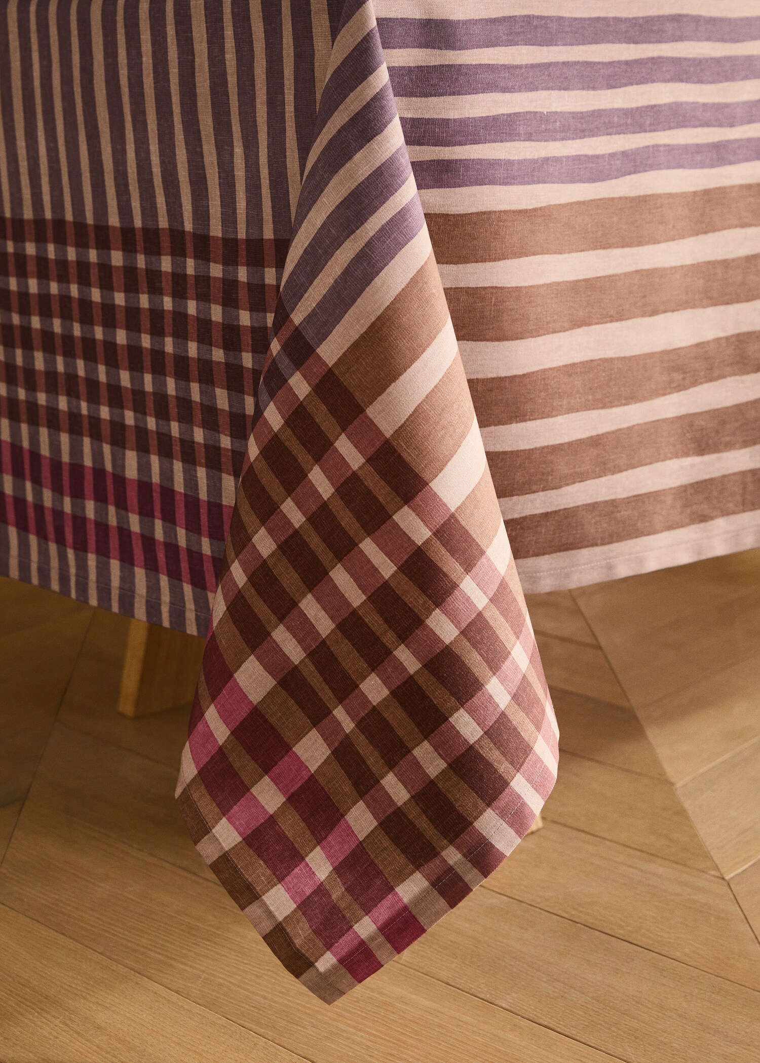 Multi-coloured printed cotton tablecloth for 6 to 8 diners - Details of the article 8