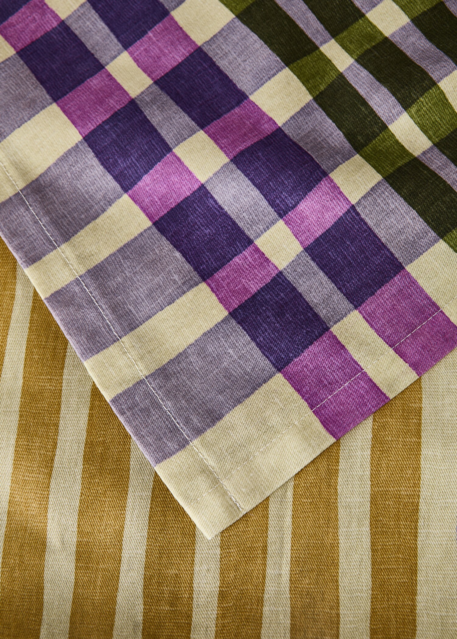 Multi-coloured printed cotton tablecloth for 6 to 8 diners - Details of the article 1