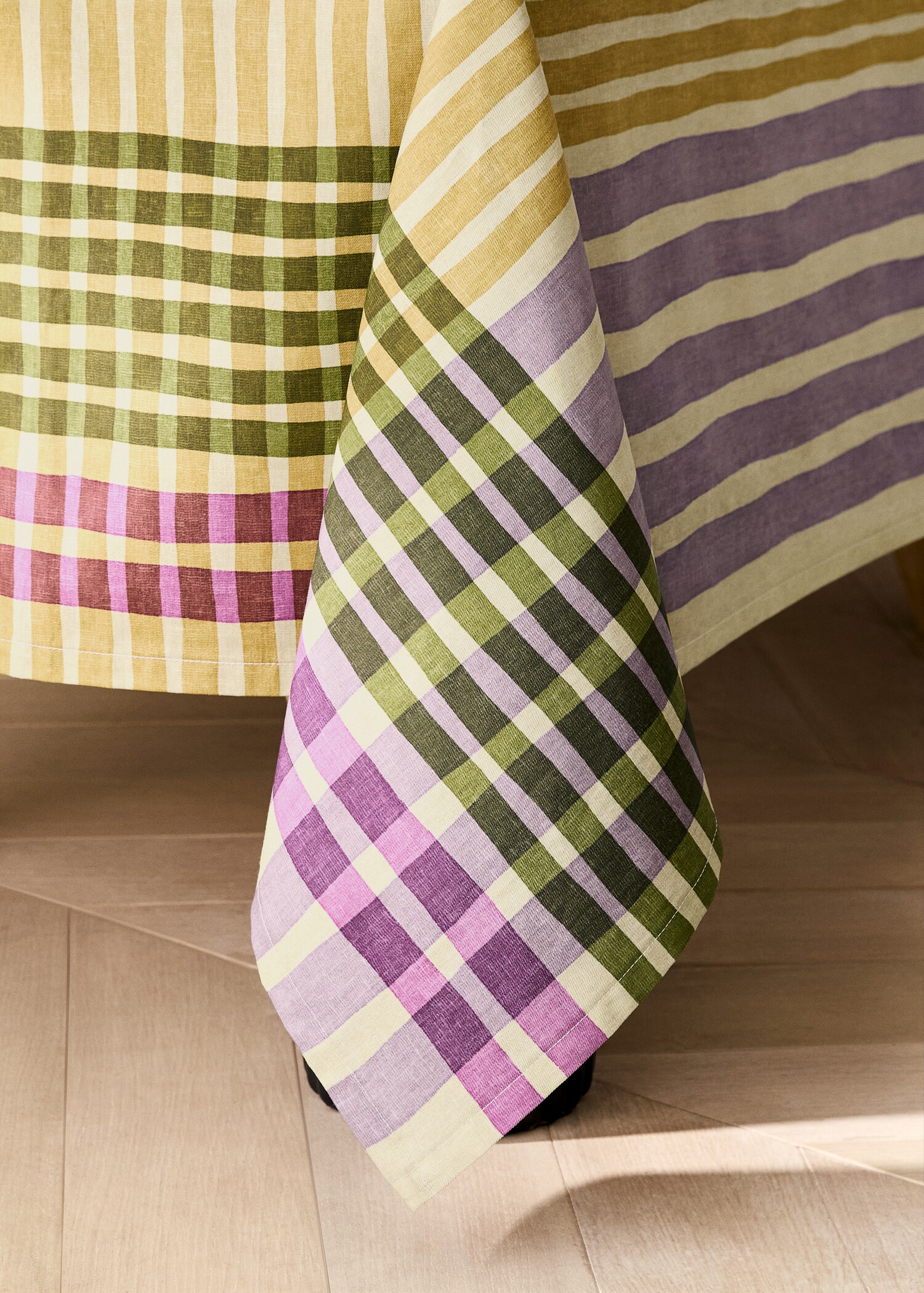 Multi-coloured printed cotton tablecloth for 6 to 8 diners - Details of the article 8