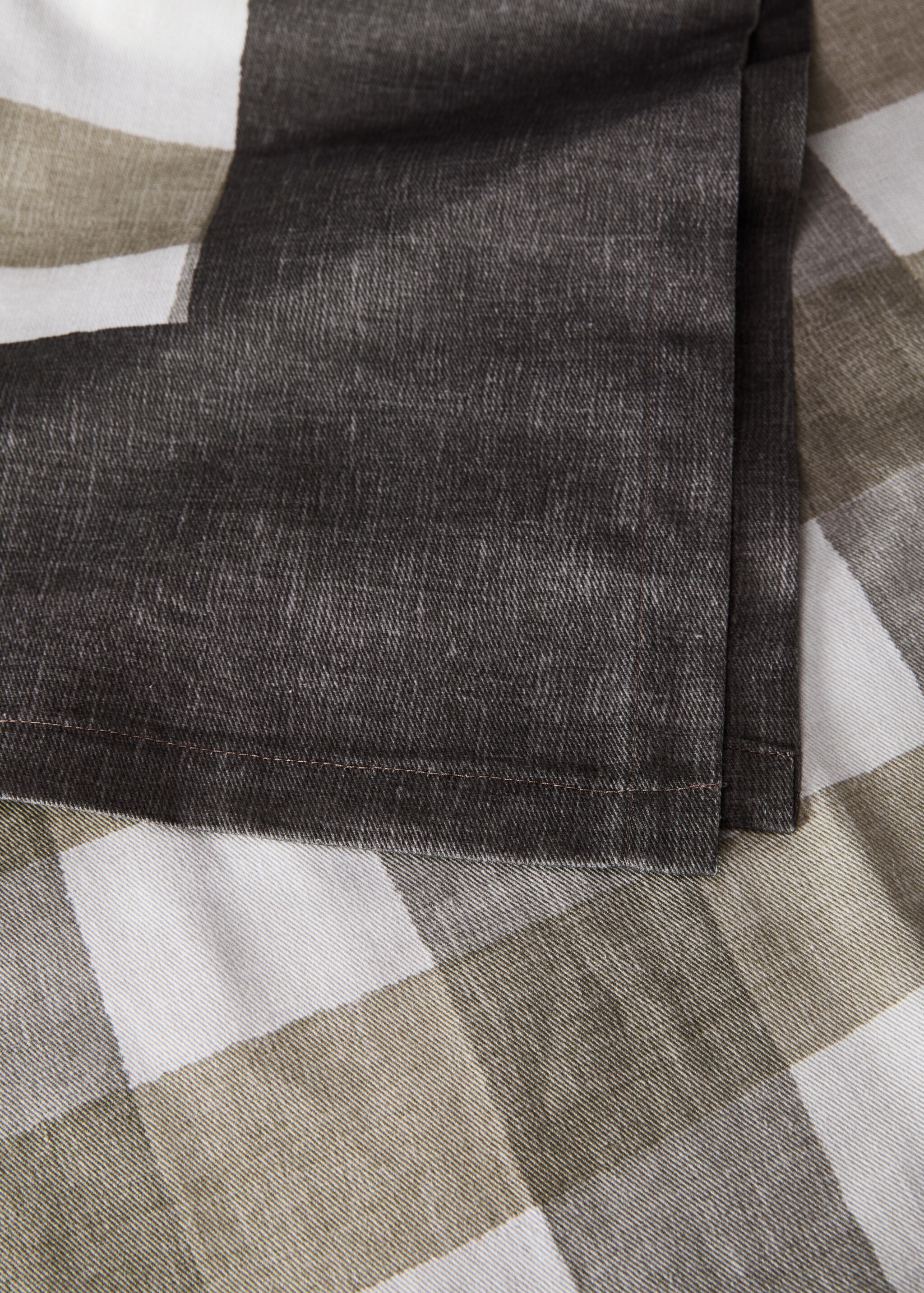 Cotton check-print tablecloth for 2 to 4 diners - Details of the article 1, Medium Brown. Ref: 87032955-00.