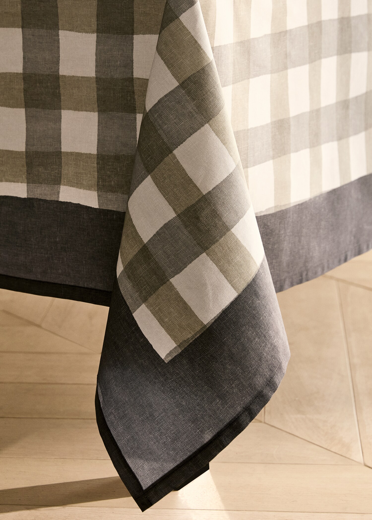 Cotton check-print tablecloth for 2 to 4 diners - Details of the article 8