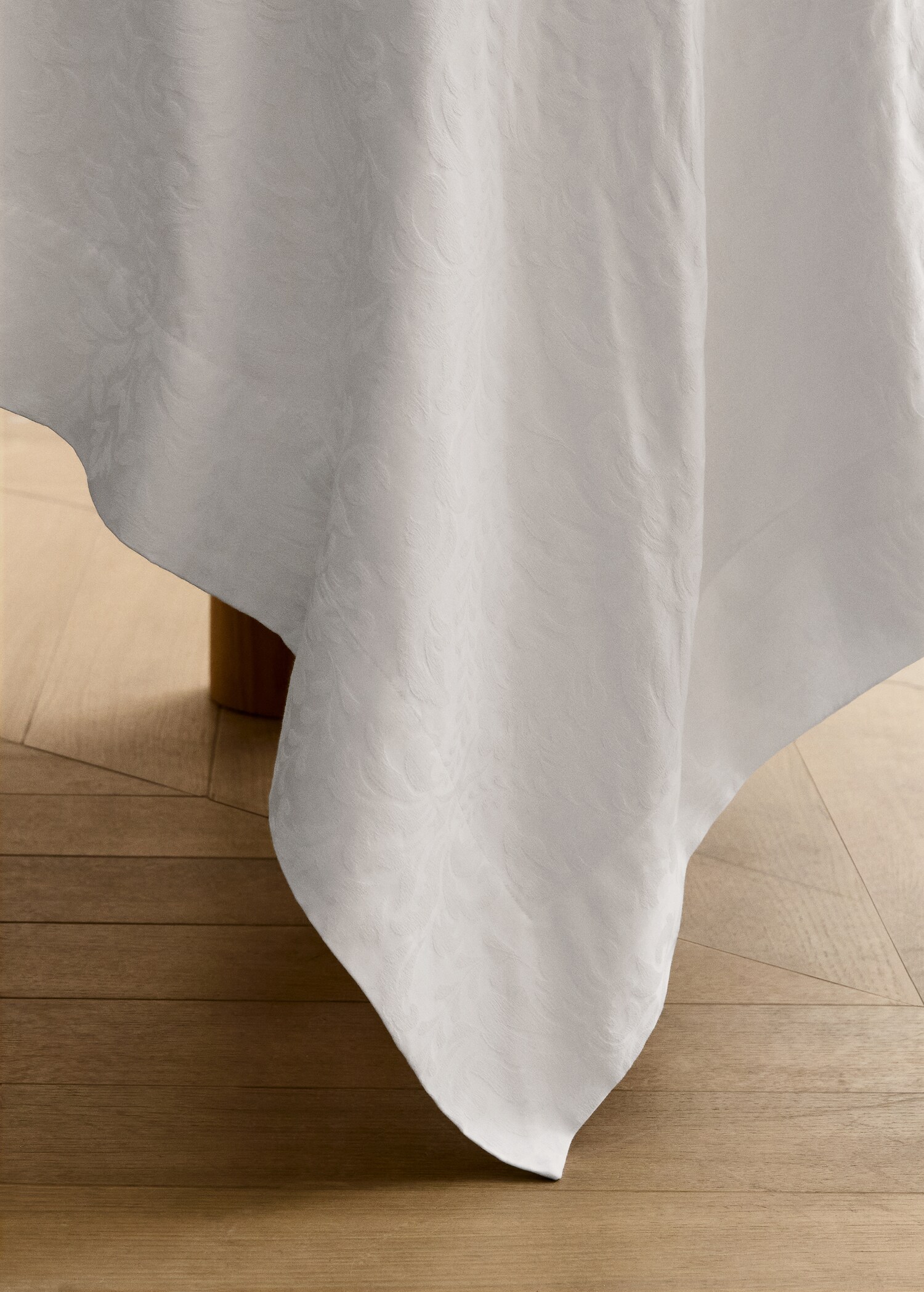 Round cotton jacquard floral tablecloth for 4 to 6 diners - Details of the article 7