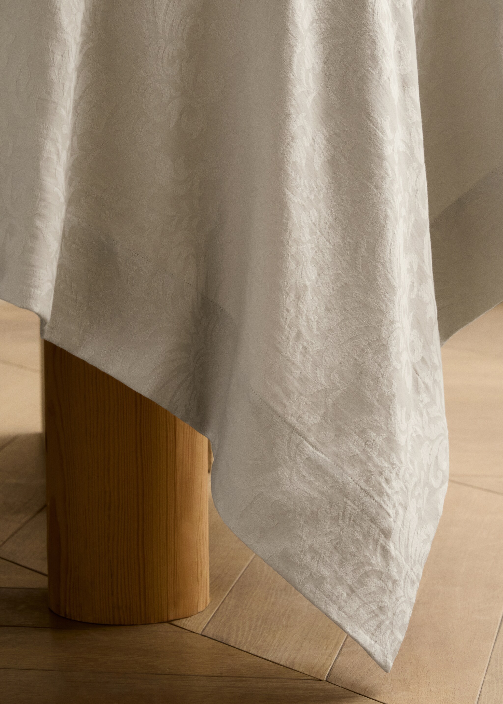 Round cotton jacquard floral tablecloth for 4 to 6 diners - Details of the article 7, Beige. Ref: 87032959-00.