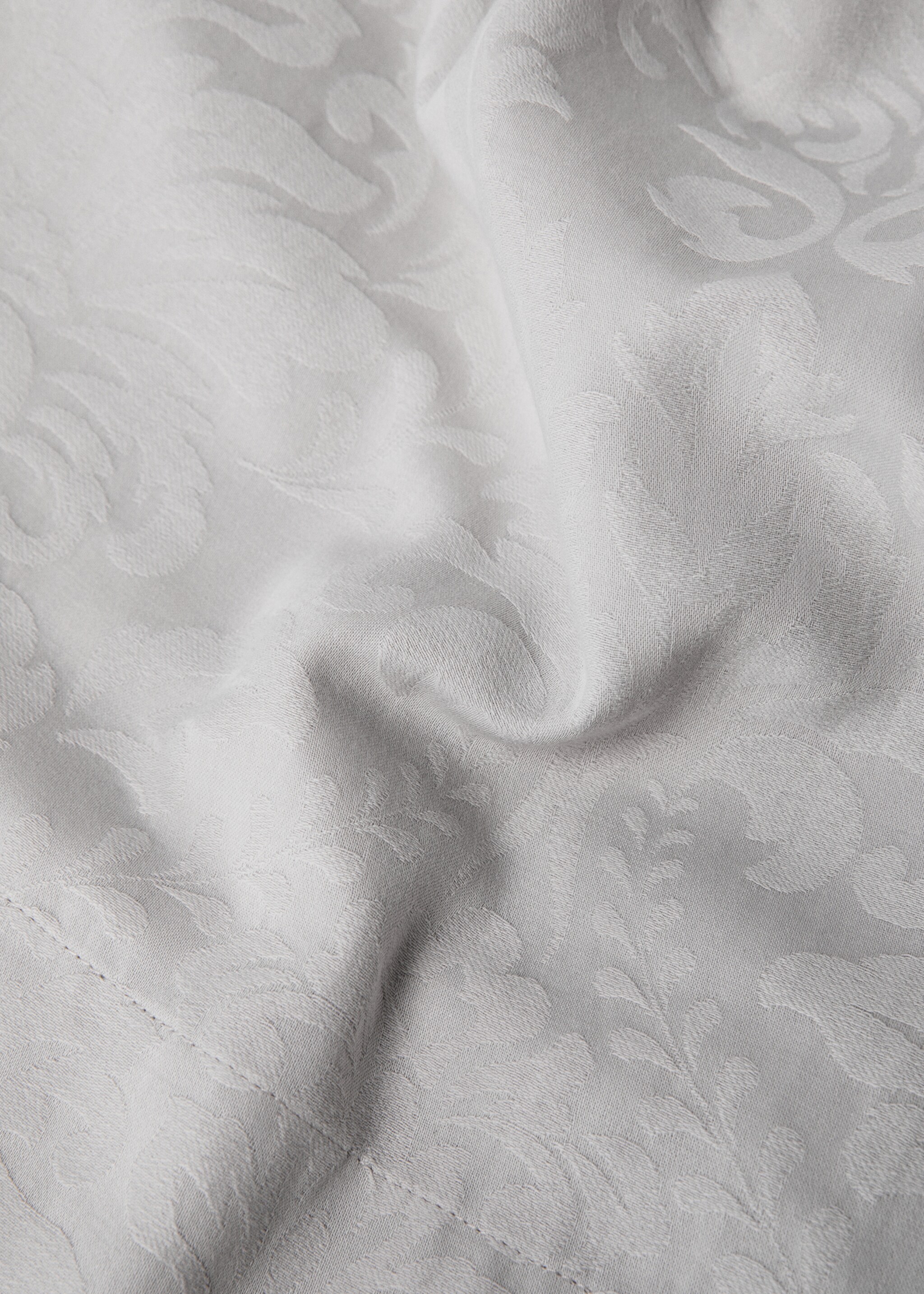 Round cotton jacquard floral tablecloth for 4 to 6 diners - Details of the article 2, Grey. Ref: 87032959-00.