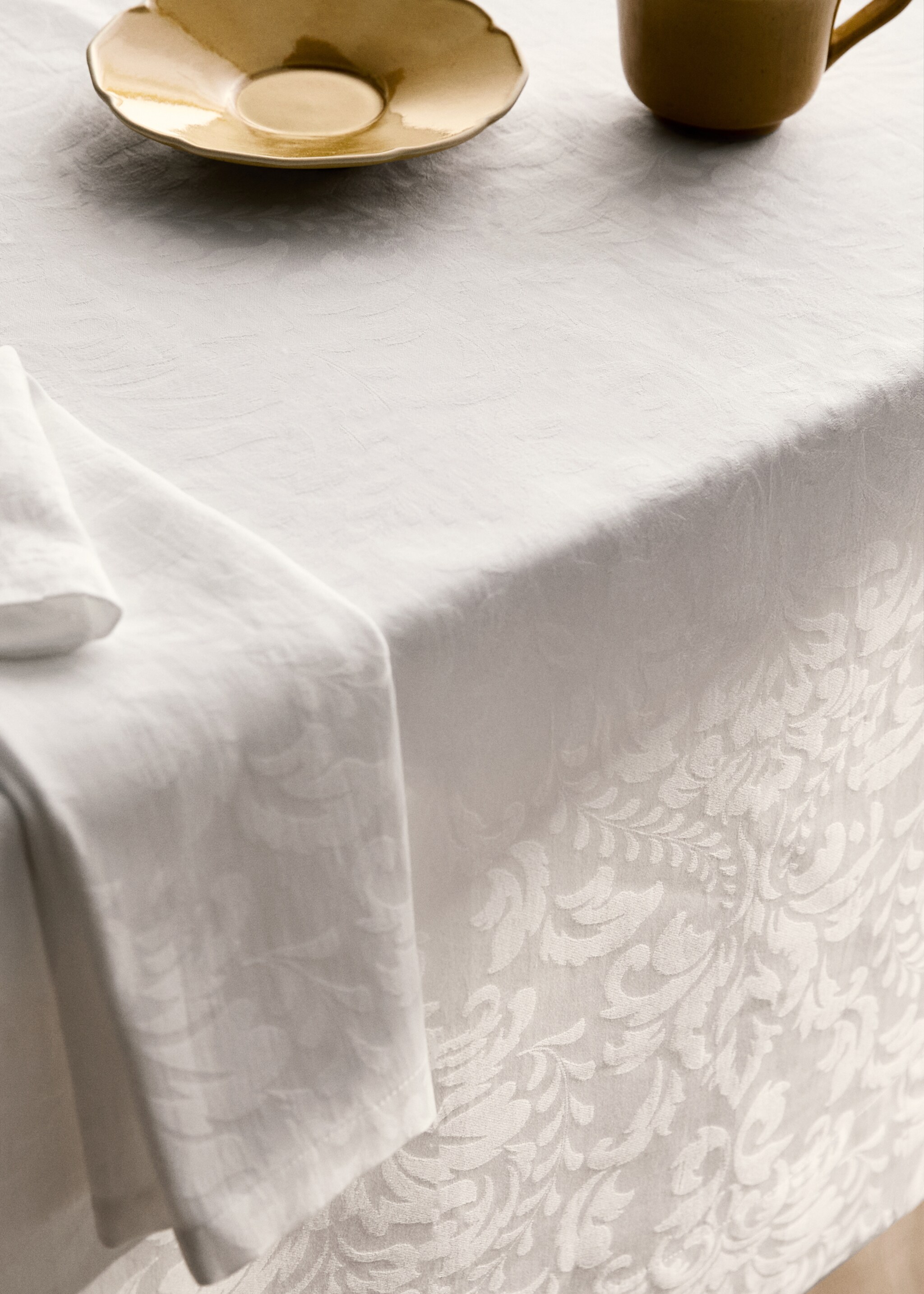 Floral jacquard cotton tablecloth for 6 to 8 guests - Details of the article 7, White. Ref: 87032960-00.