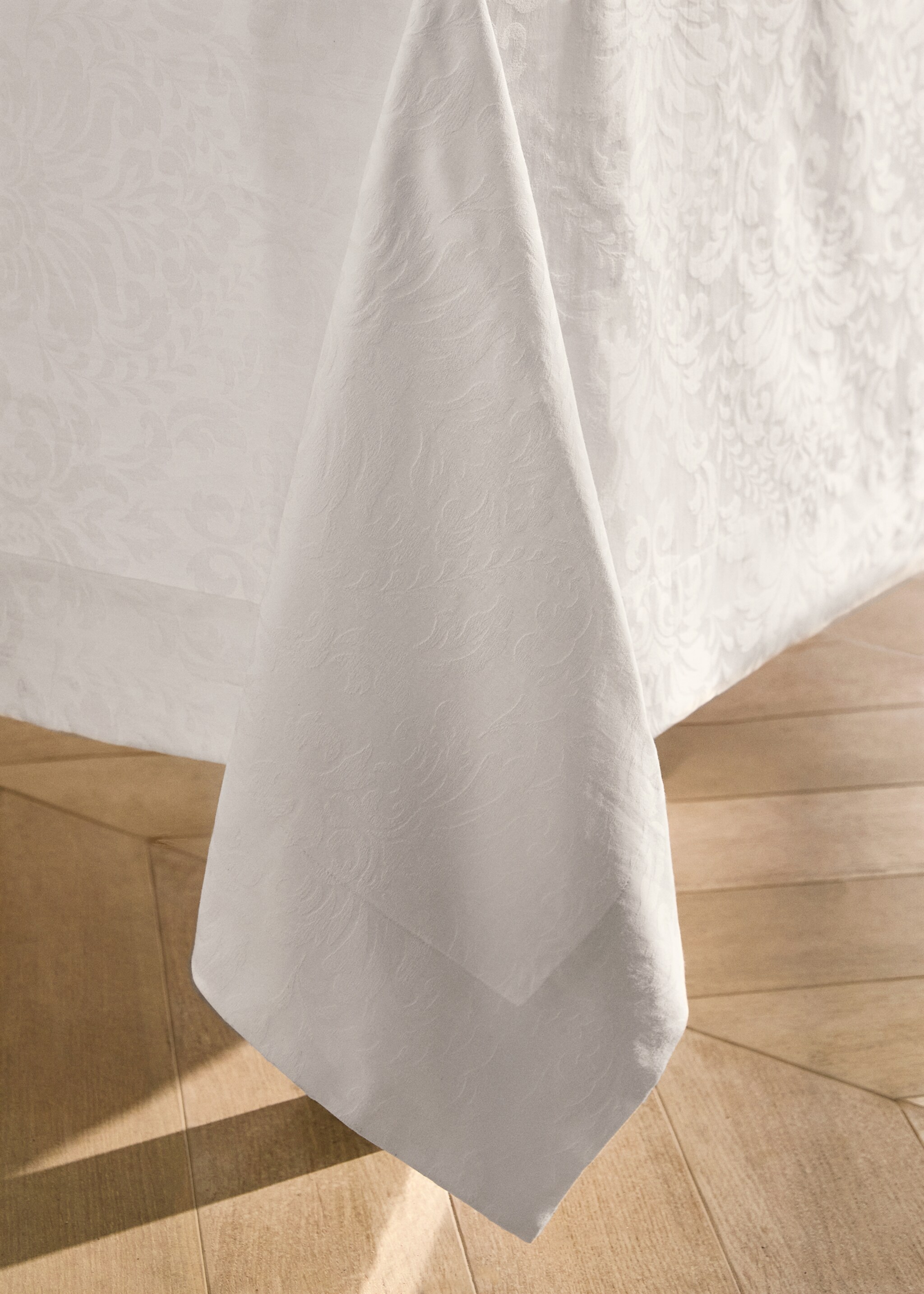 Floral jacquard cotton tablecloth for 6 to 8 guests - Details of the article 8, White. Ref: 87032960-00.