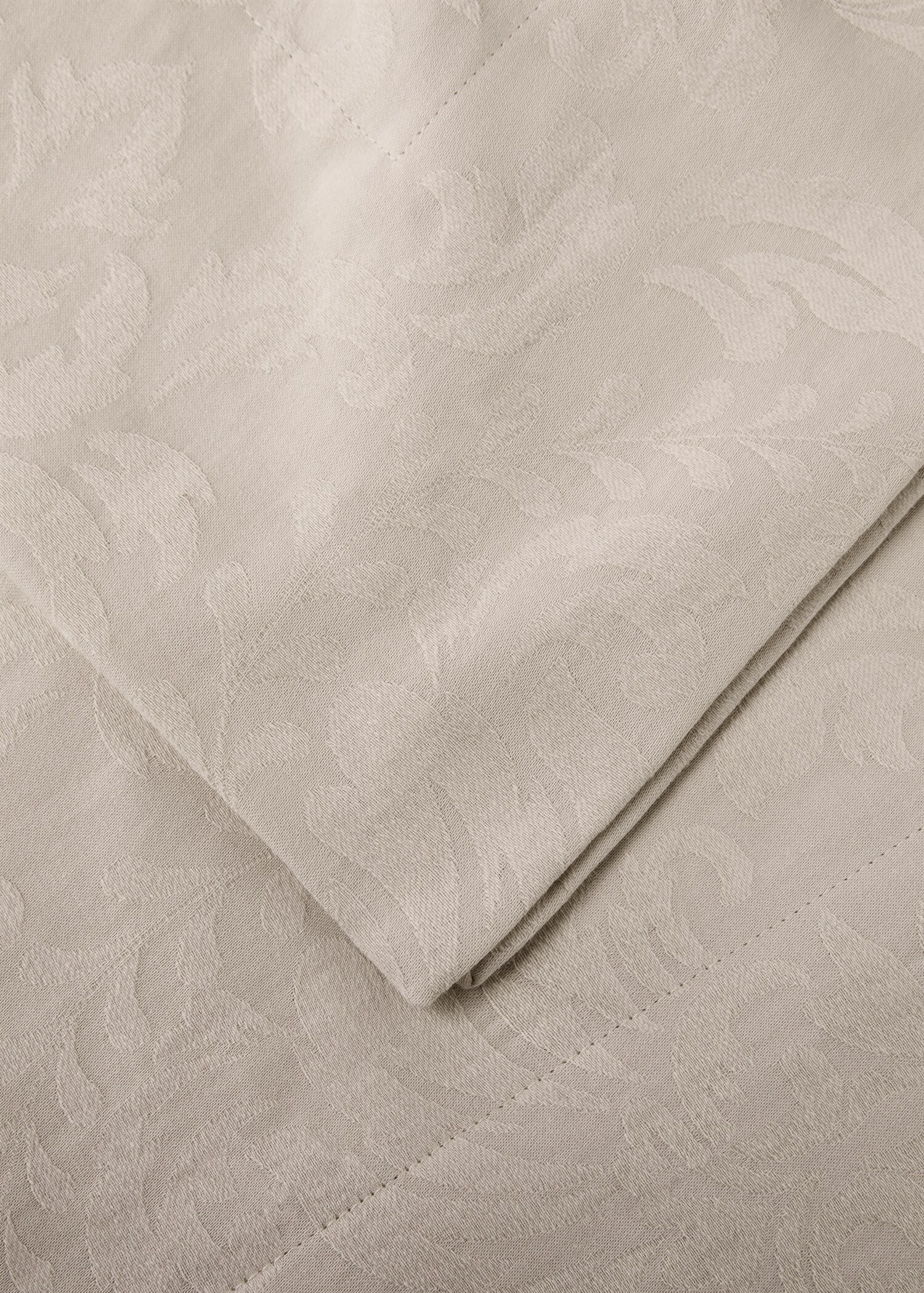 Floral jacquard cotton tablecloth for 6 to 8 guests - Details of the article 1