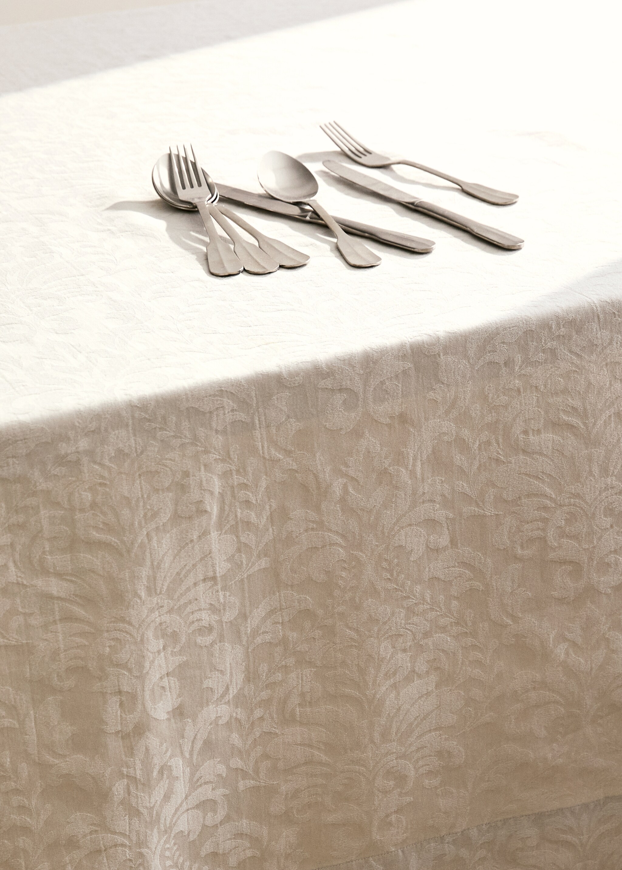 Floral jacquard cotton tablecloth for 6 to 8 guests - Details of the article 7, Beige. Ref: 87032960-00.