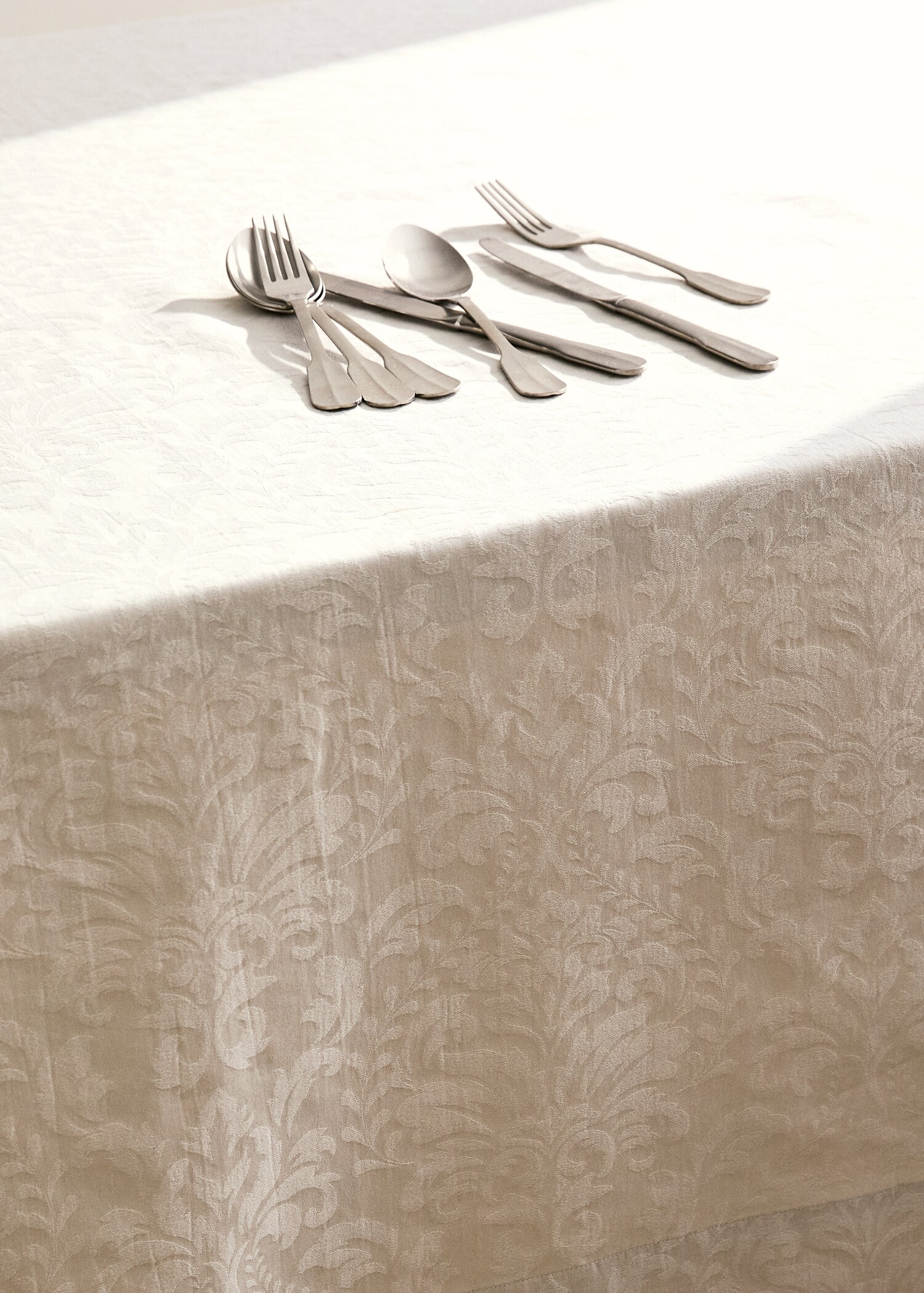 Floral jacquard cotton tablecloth for 6 to 8 guests - Details of the article 7