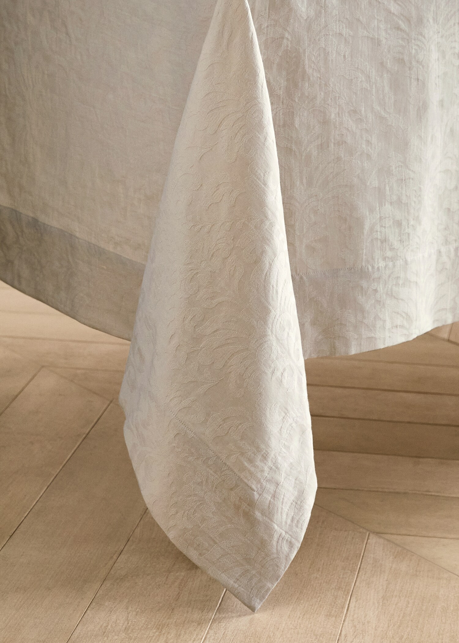Floral jacquard cotton tablecloth for 6 to 8 guests - Details of the article 8