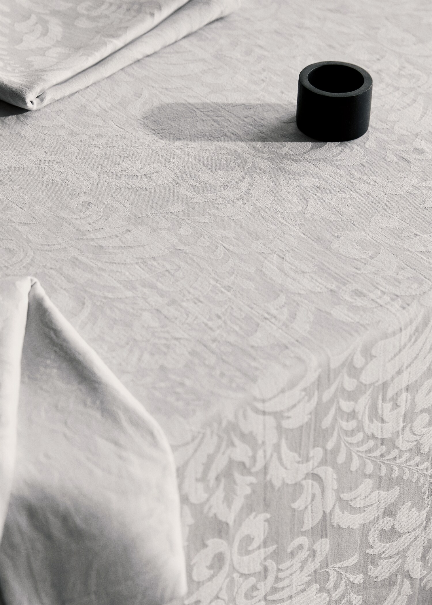 Floral jacquard cotton tablecloth for 6 to 8 guests - Details of the article 7