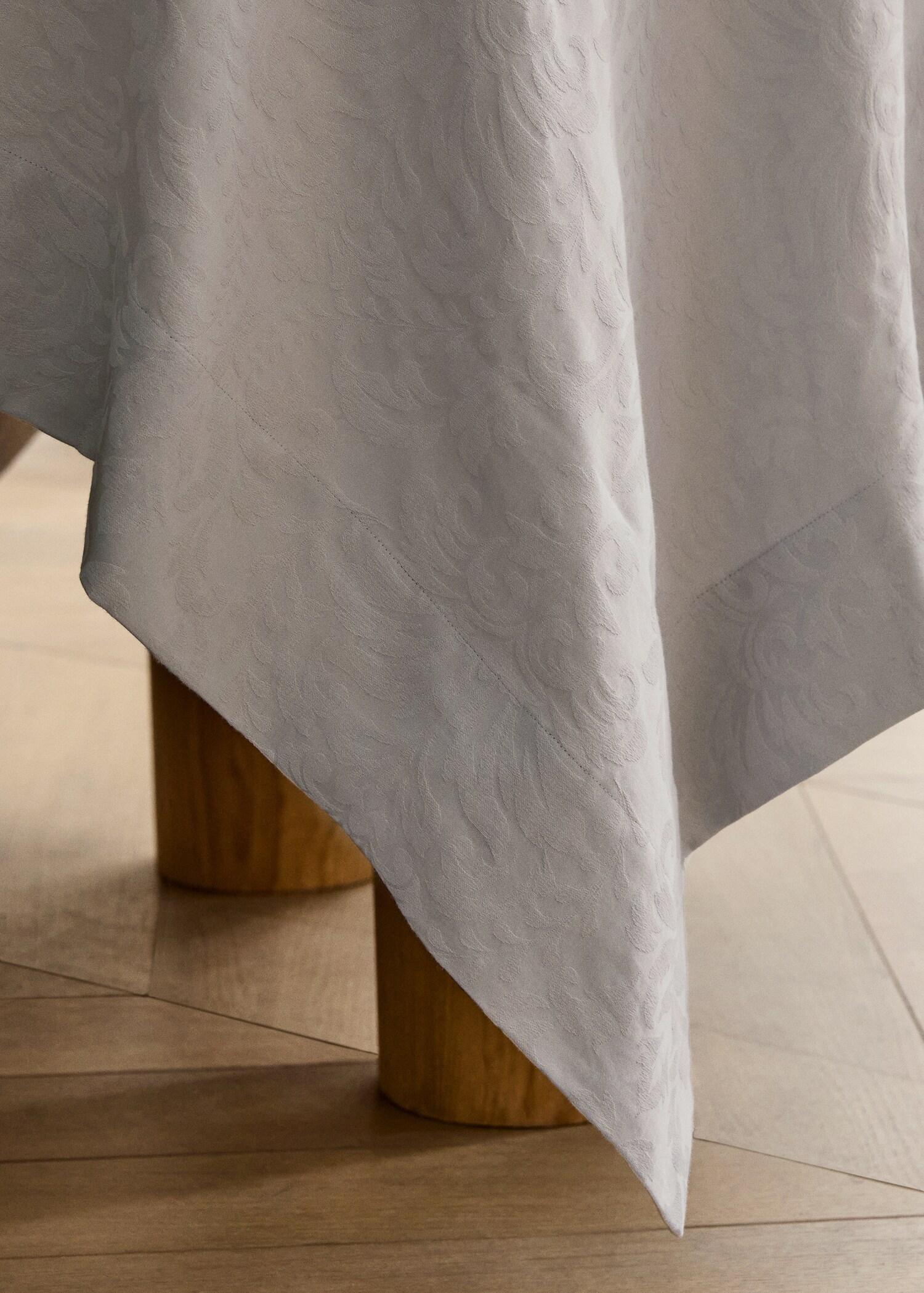 Floral jacquard cotton tablecloth for 8 to 10 diners - Details of the article 7