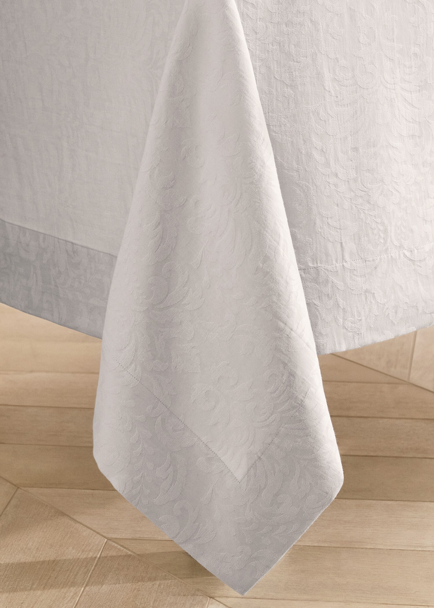 Floral jacquard cotton tablecloth for 8 to 10 diners - Details of the article 8