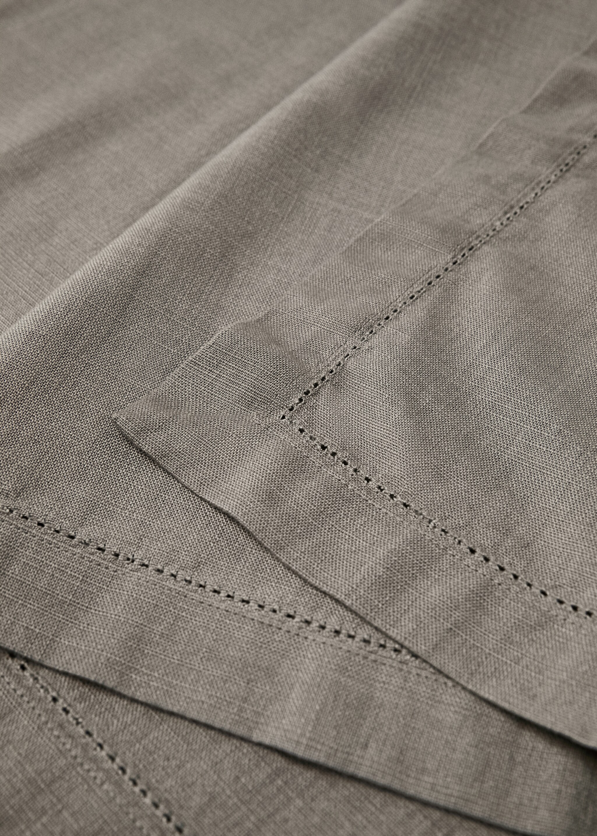 Cotton vanilla tablecloth for 2 to 4 diners - Details of the article 1, Medium Grey. Ref: 87032964-00.