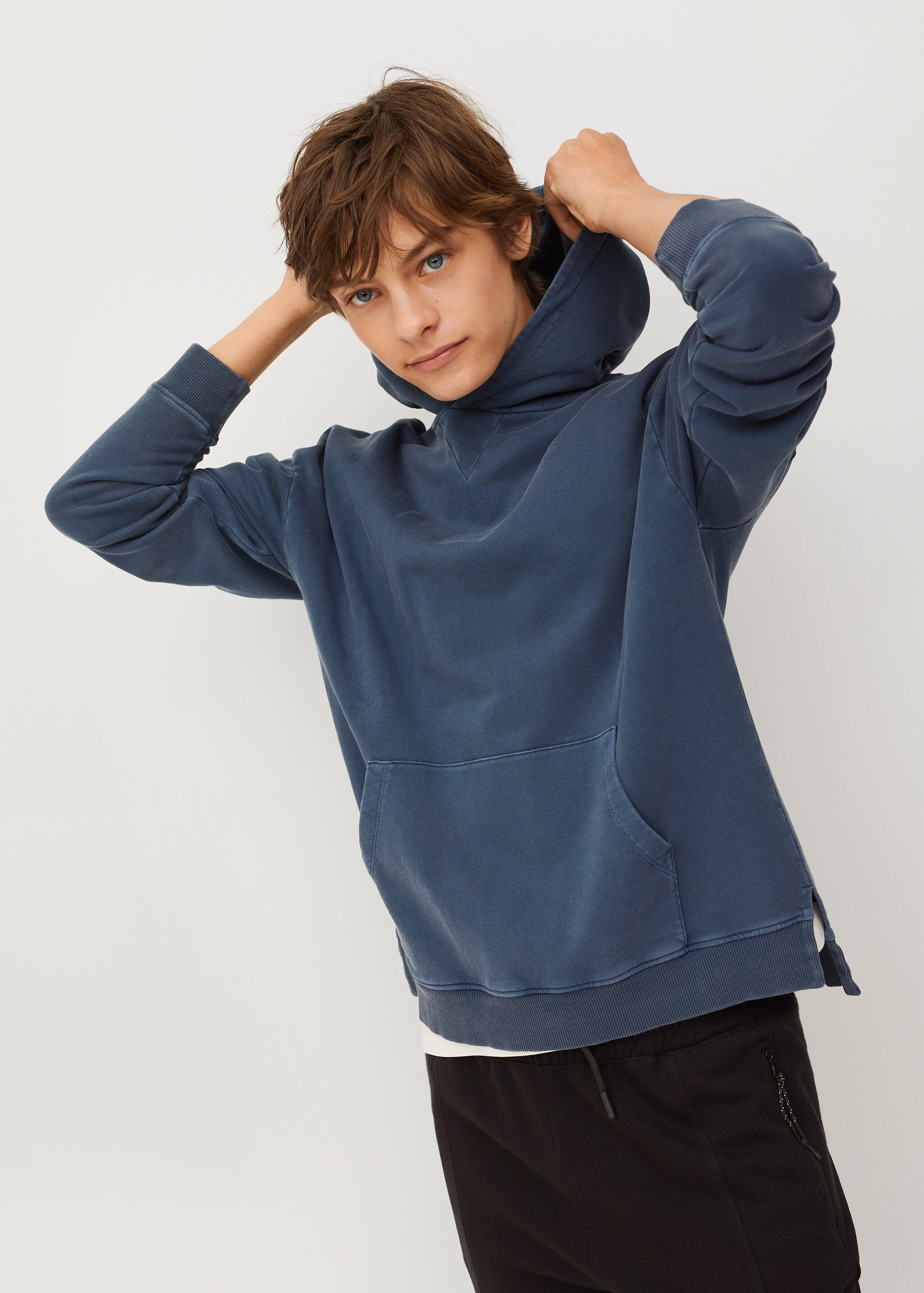 Sweater à capuche coton - Plan moyen