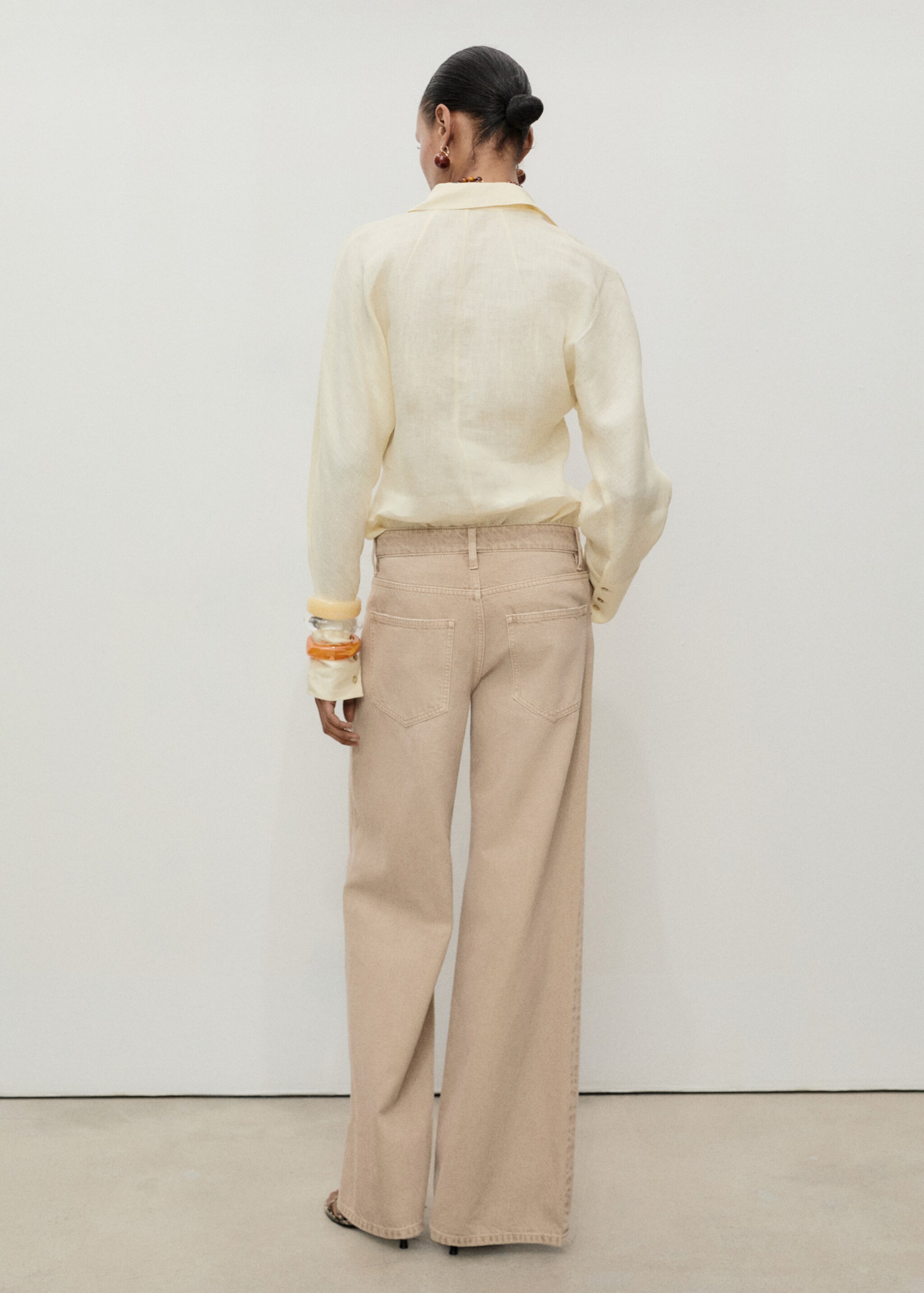 Weit geschnittene Wide-Leg-Jeans mit niedrigem Bund - Rückseite des Artikels, Sandfarben. Ref: 87033276-00.
