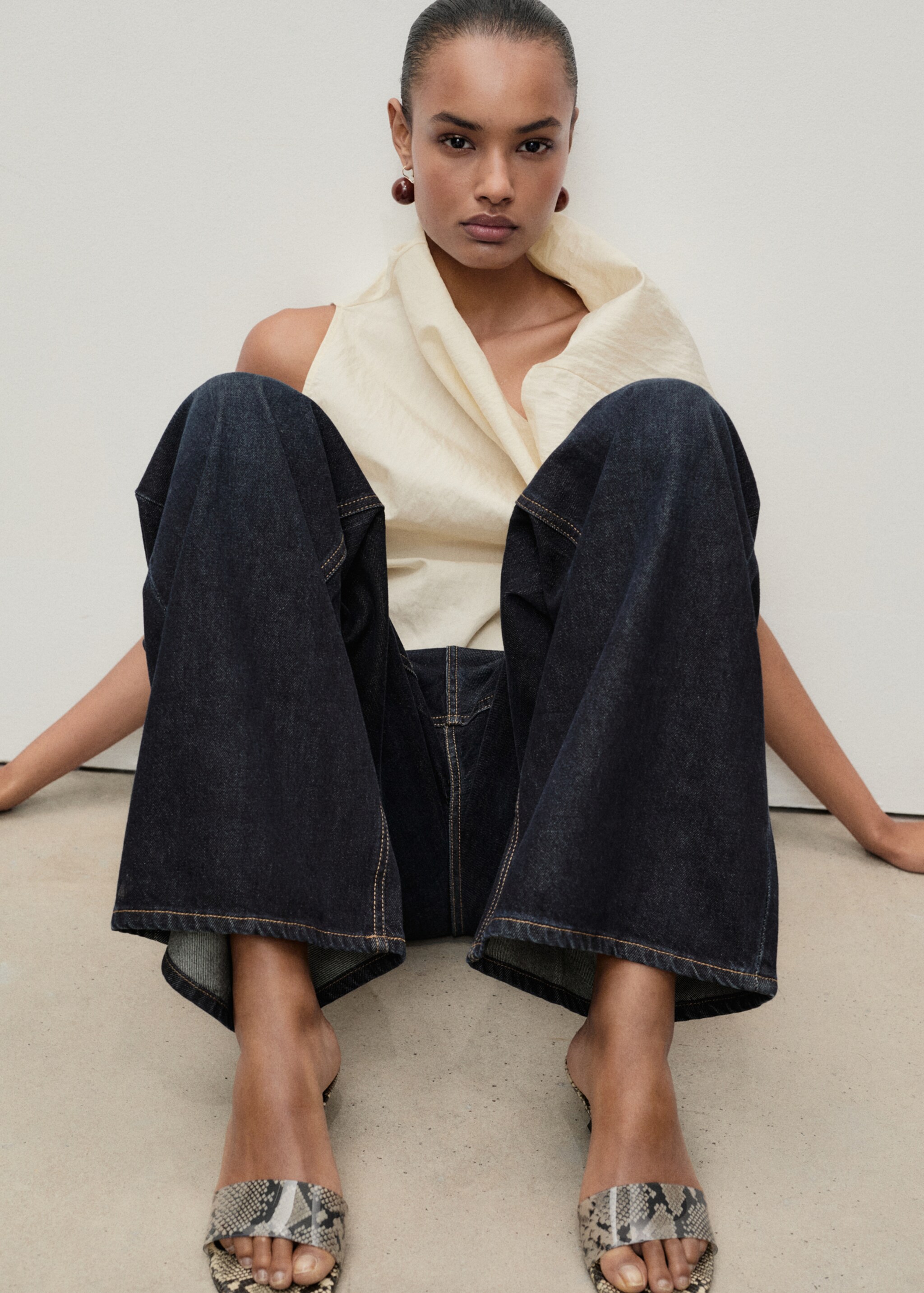 Low-rise rinse-wash wide leg jeans - Details of the article 2, Open Blue. Ref: 87033278-00.