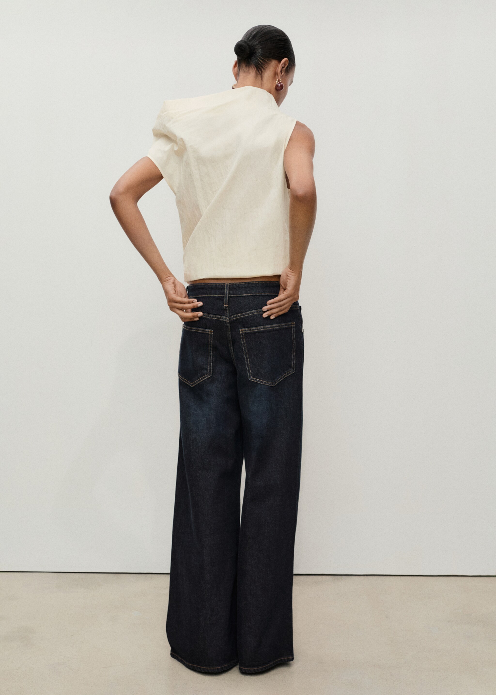 Low-rise rinse-wash wide leg jeans - Reverse of the article, Open Blue. Ref: 87033278-00.