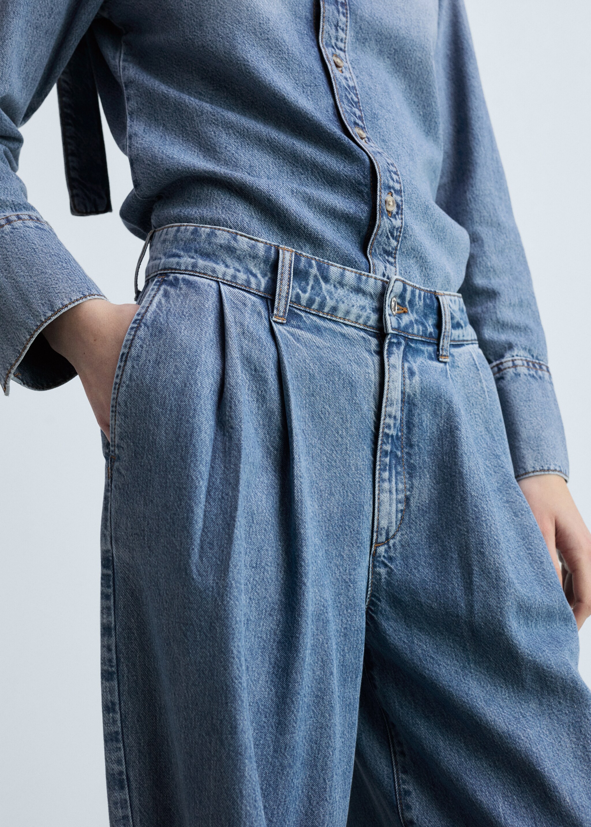 Wide-leg pleated jeans - Details of the article 2, Medium Blue. Ref: 87033279-00.
