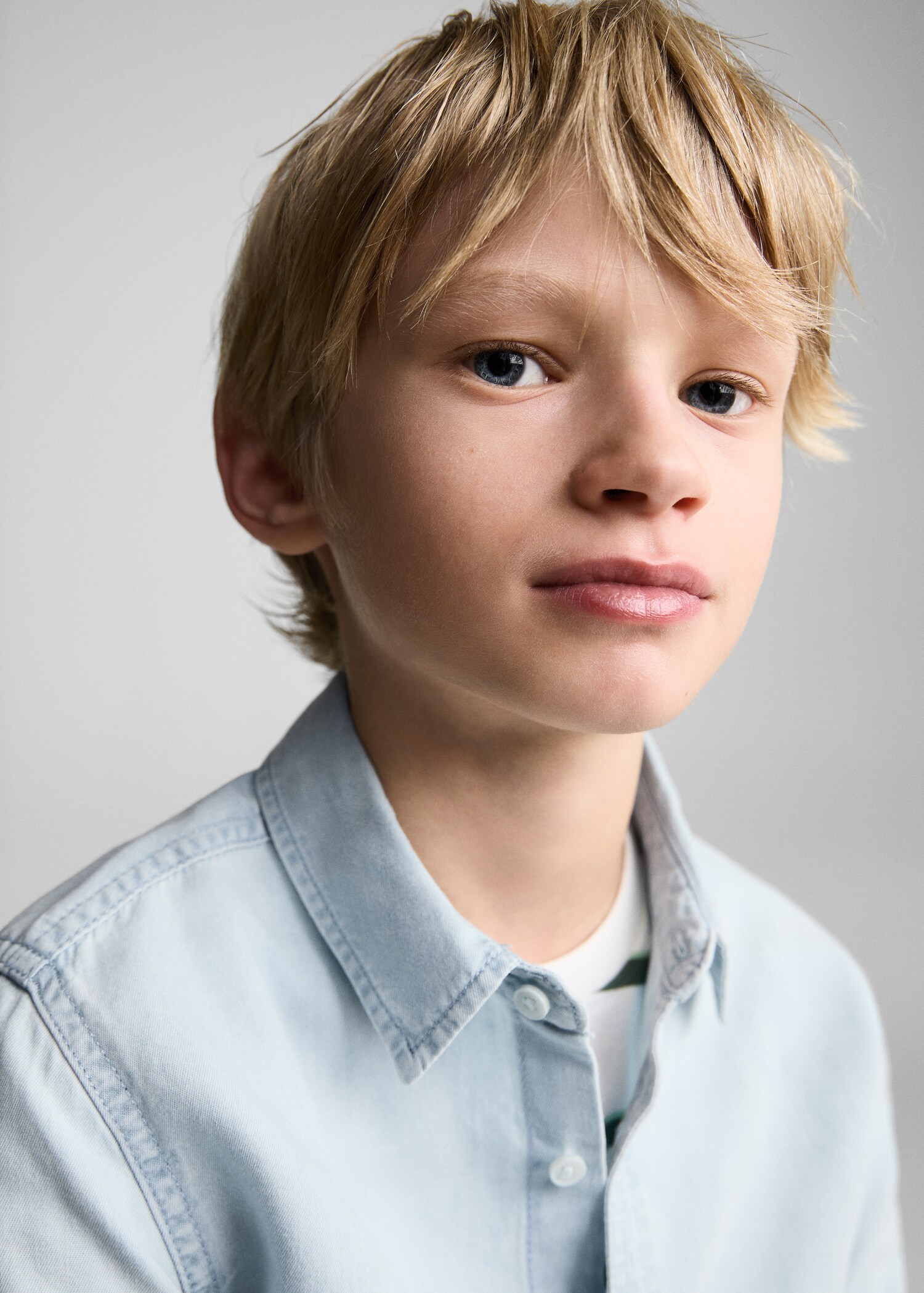 Slim-fit denim shirt - Details of the article 1