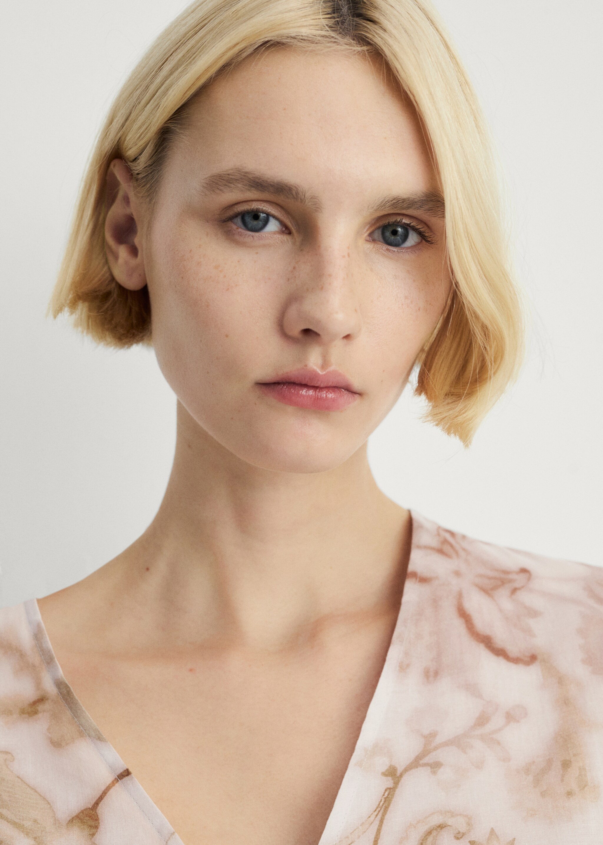 Pyjama top with floral detail - Details of the article 1, Light/Pastel Grey. Ref: 87034068-00.