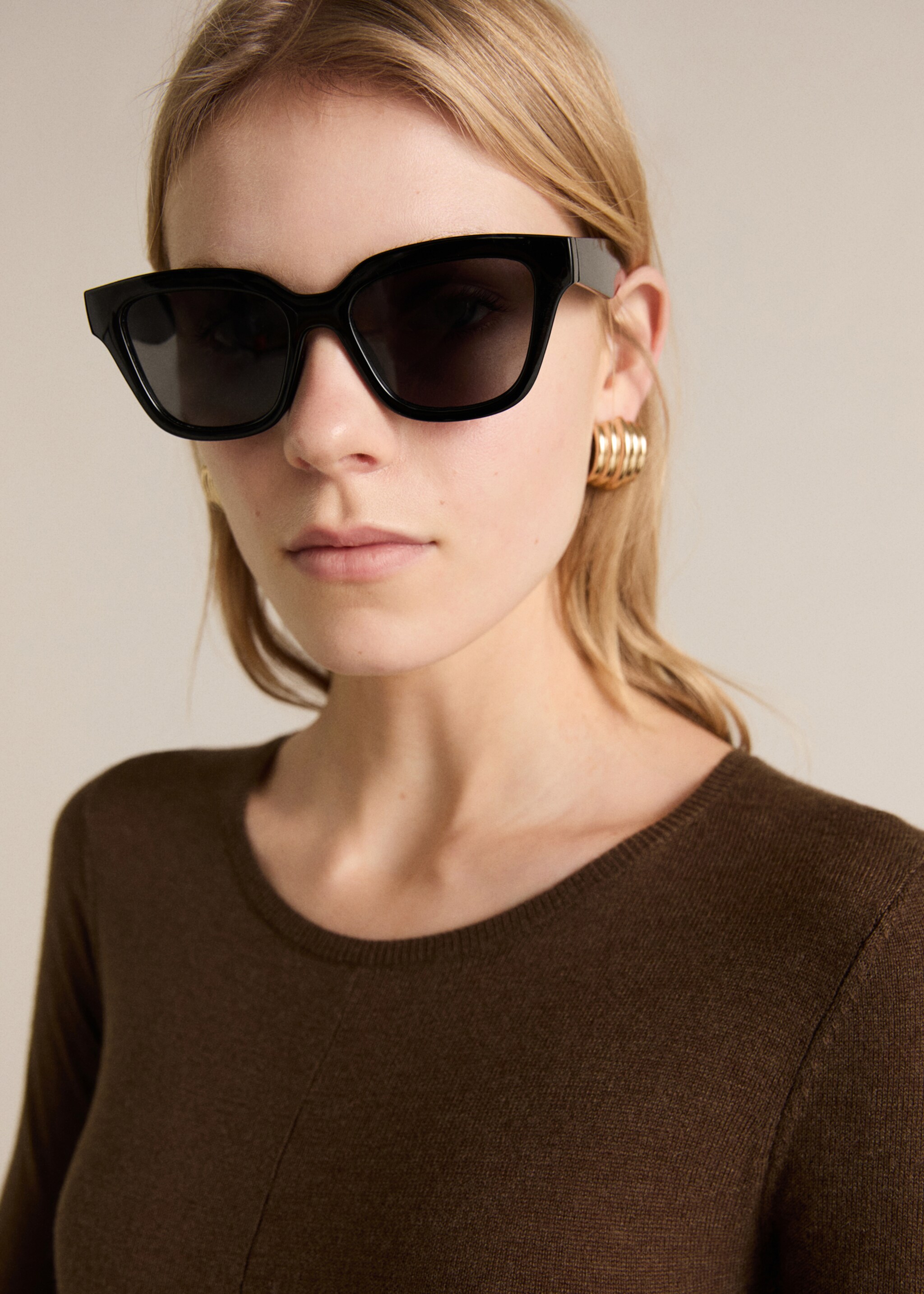 Asymmetrical low-knit dress - Details of the article 1, Caramel. Ref: 87034072-00.