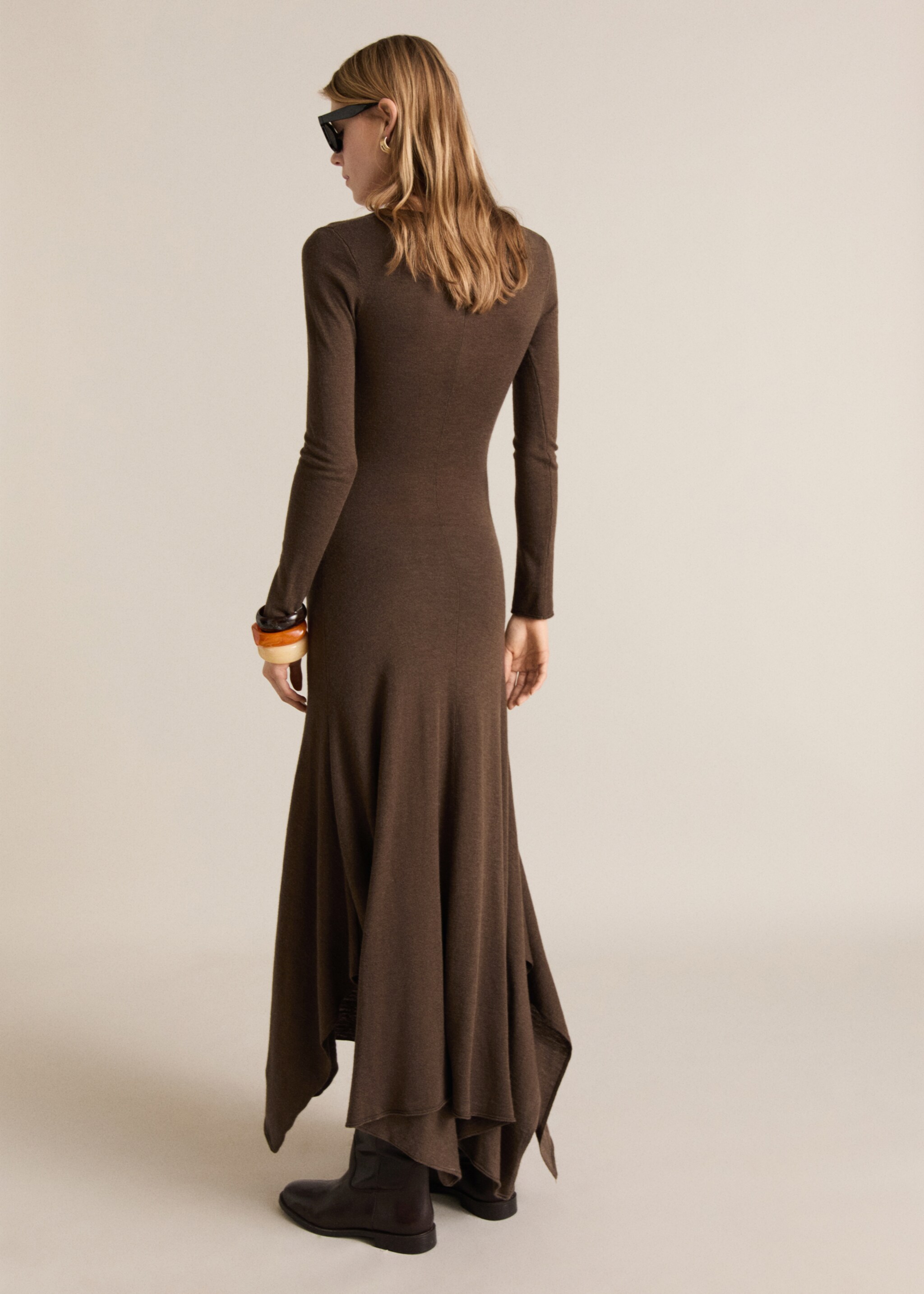 Asymmetrical low-knit dress - Reverse of the article, Caramel. Ref: 87034072-00.